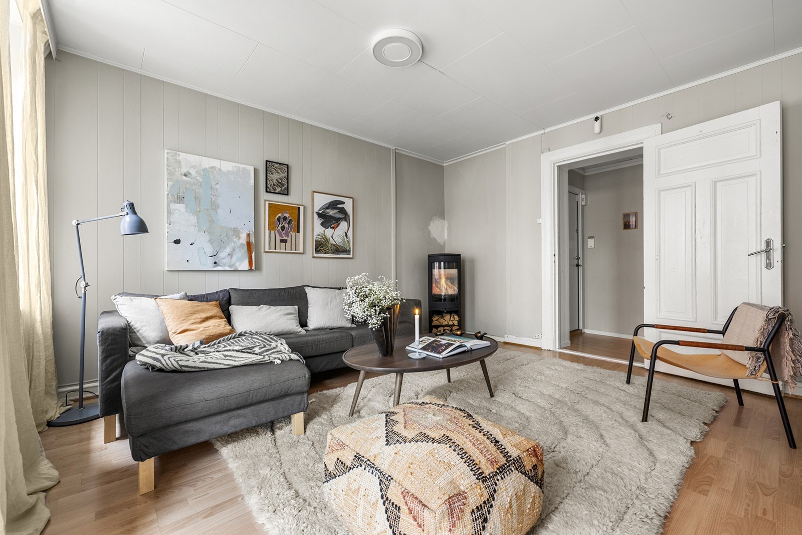 Stuen gir god plass til sofa, TV med tilhørende møblement, spisebord og annet ønsket inventar Galleribilde