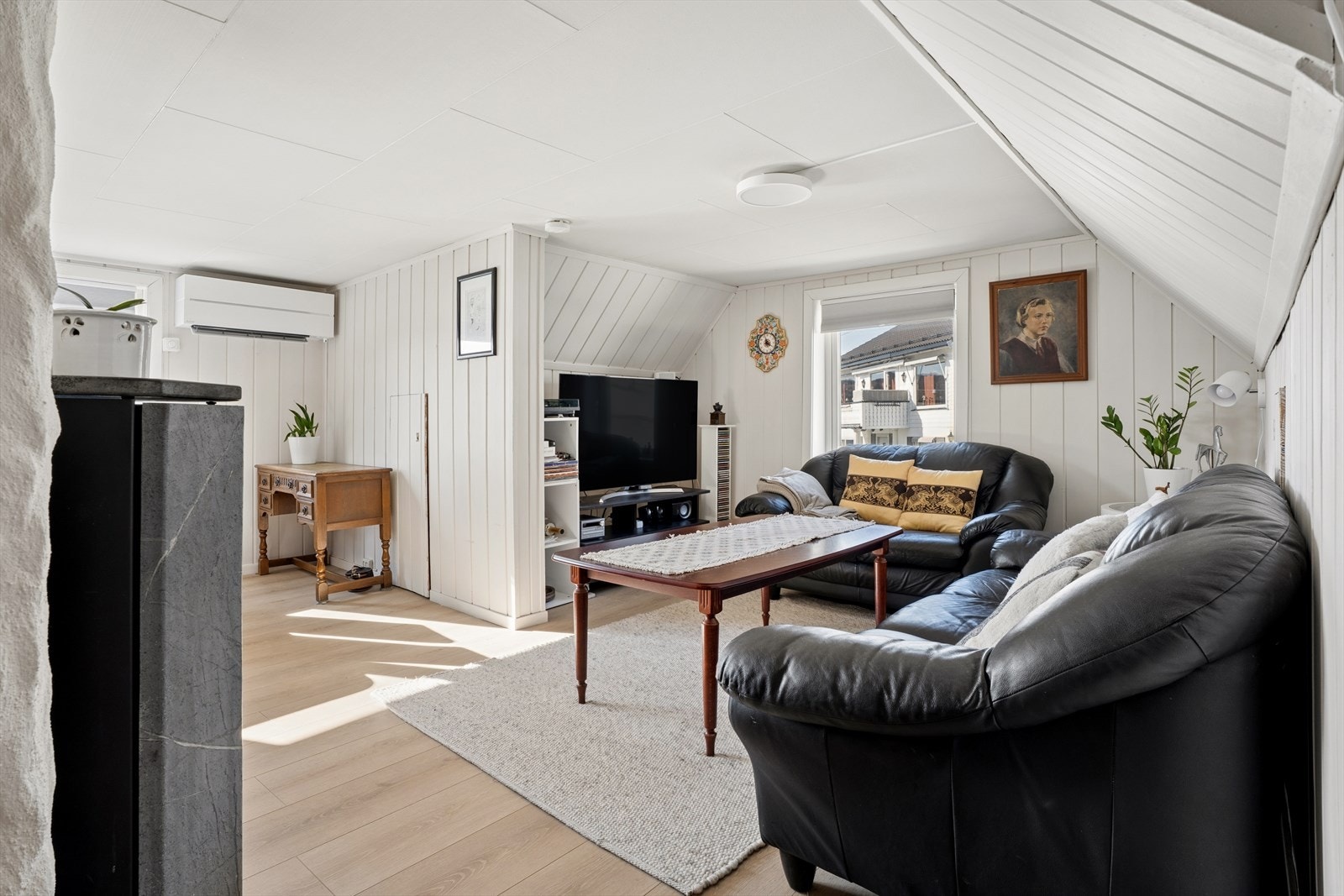Stuen har laminatgulv fra 2018 og panel på vegger og i tak. Galleribilde