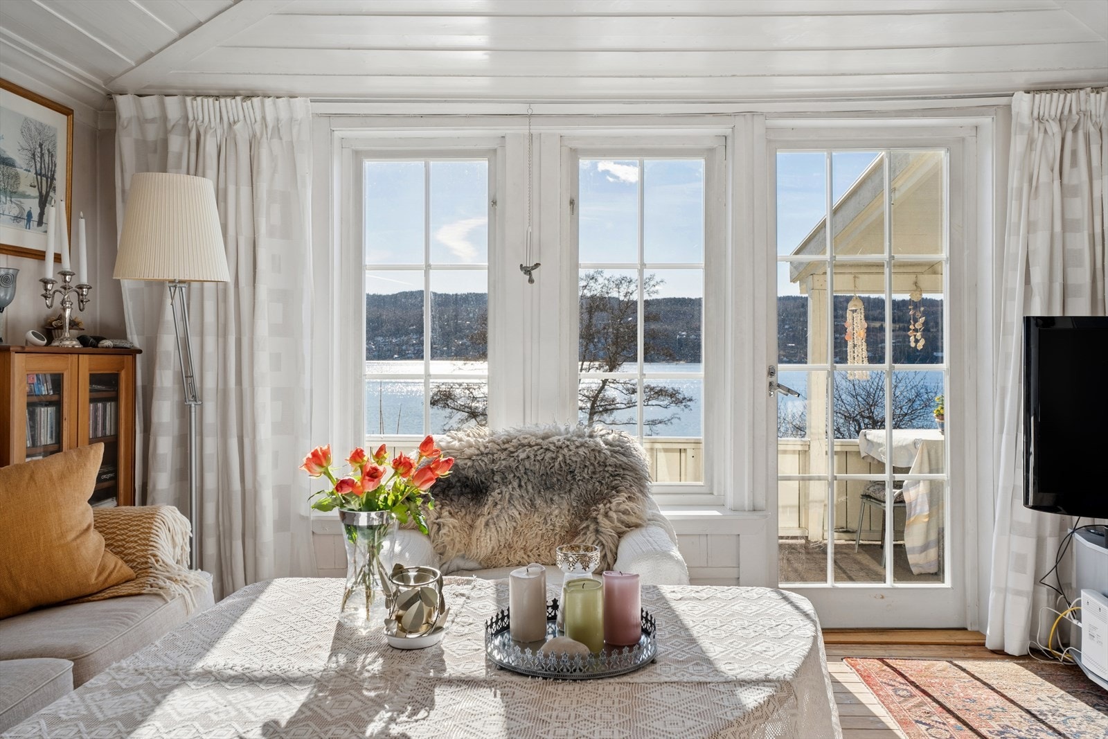 Fra stuen i underetasjen er det utgang til en vestvendt betongterrasse på ca. 14 m². Galleribilde