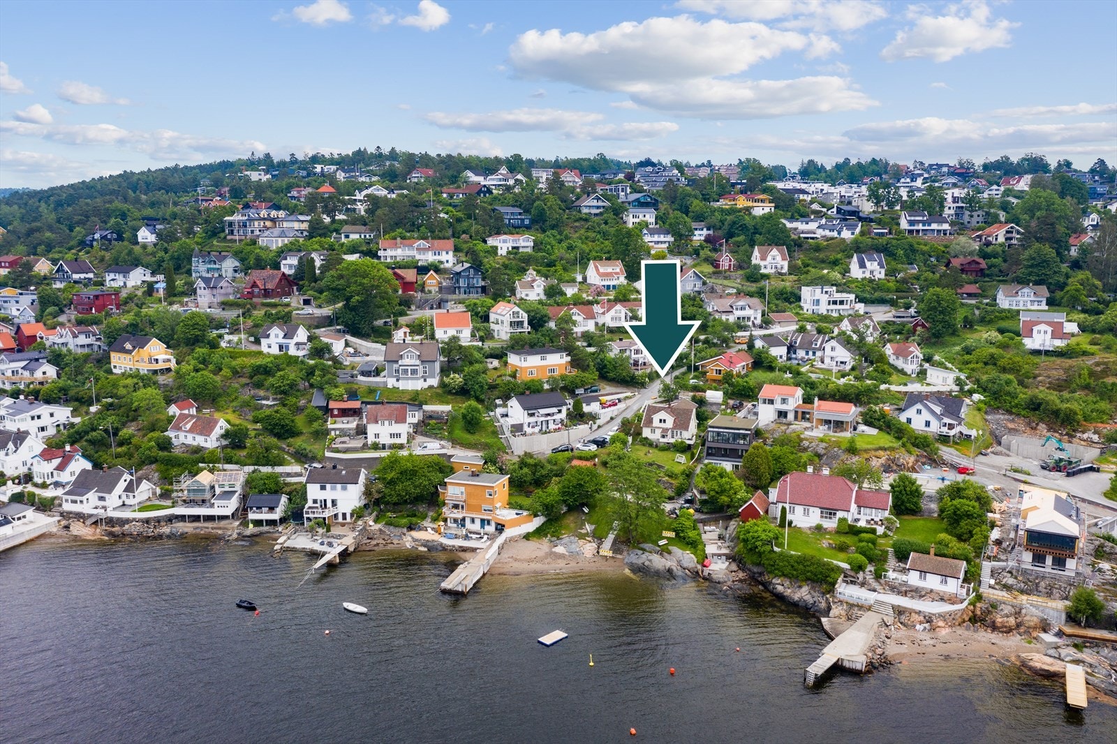 Eiendommen har en idyllisk beliggenhet i et veletablert boligområde, med hage som strekker seg ned mot sjøen. Galleribilde