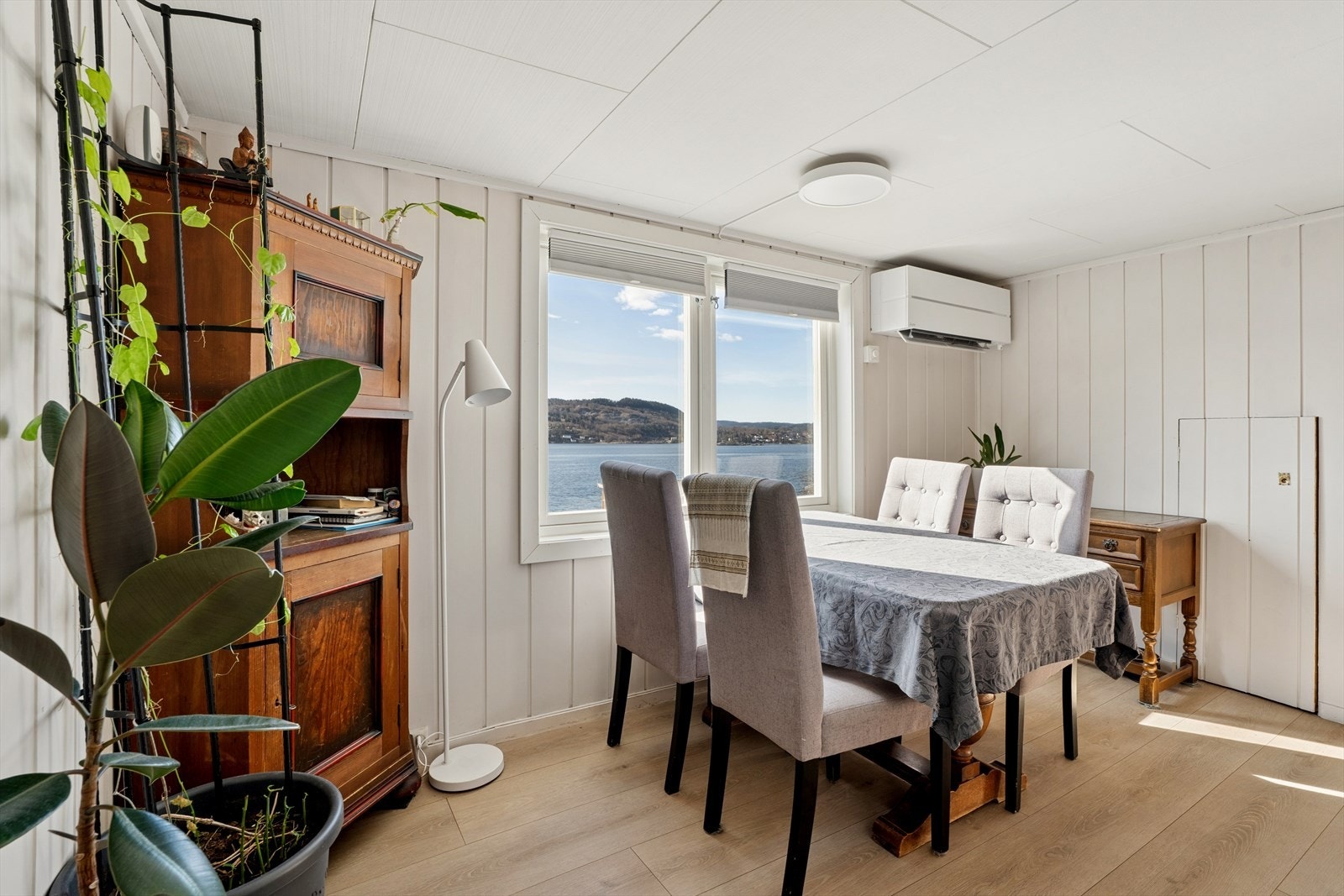 Spiseplassen har vinduer med utsikt mot fjorden. Galleribilde