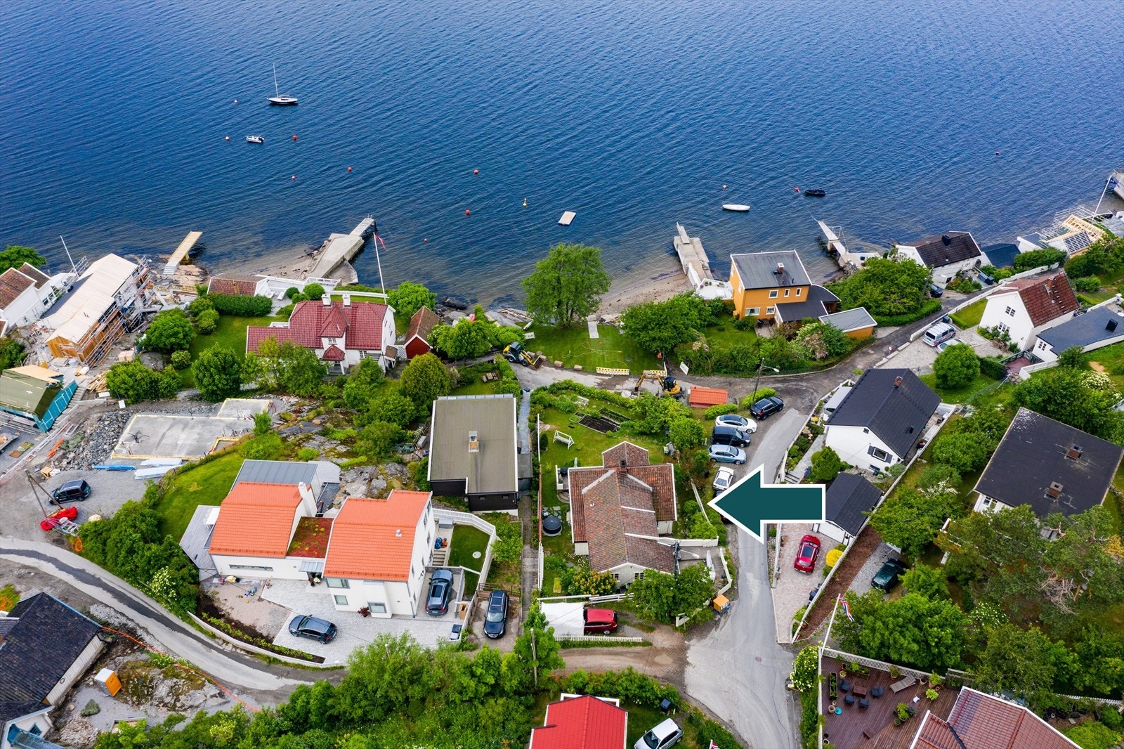 Her bor du med umiddelbar nærhet til Oslofjorden, i et område preget av eneboliger og et godt naboskap. Galleribilde