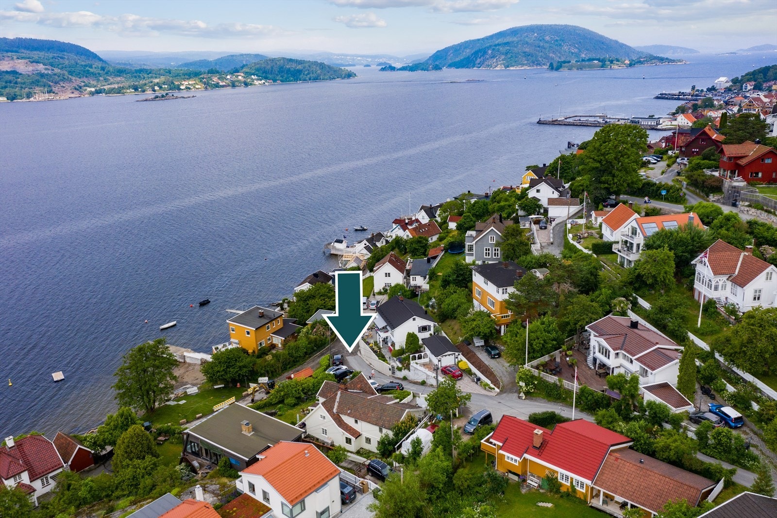 Her får du en sjelden kombinasjon av sentral beliggenhet og ekte sjøliv, med hage som strekker seg ned mot liten strand og svaberg. Galleribilde