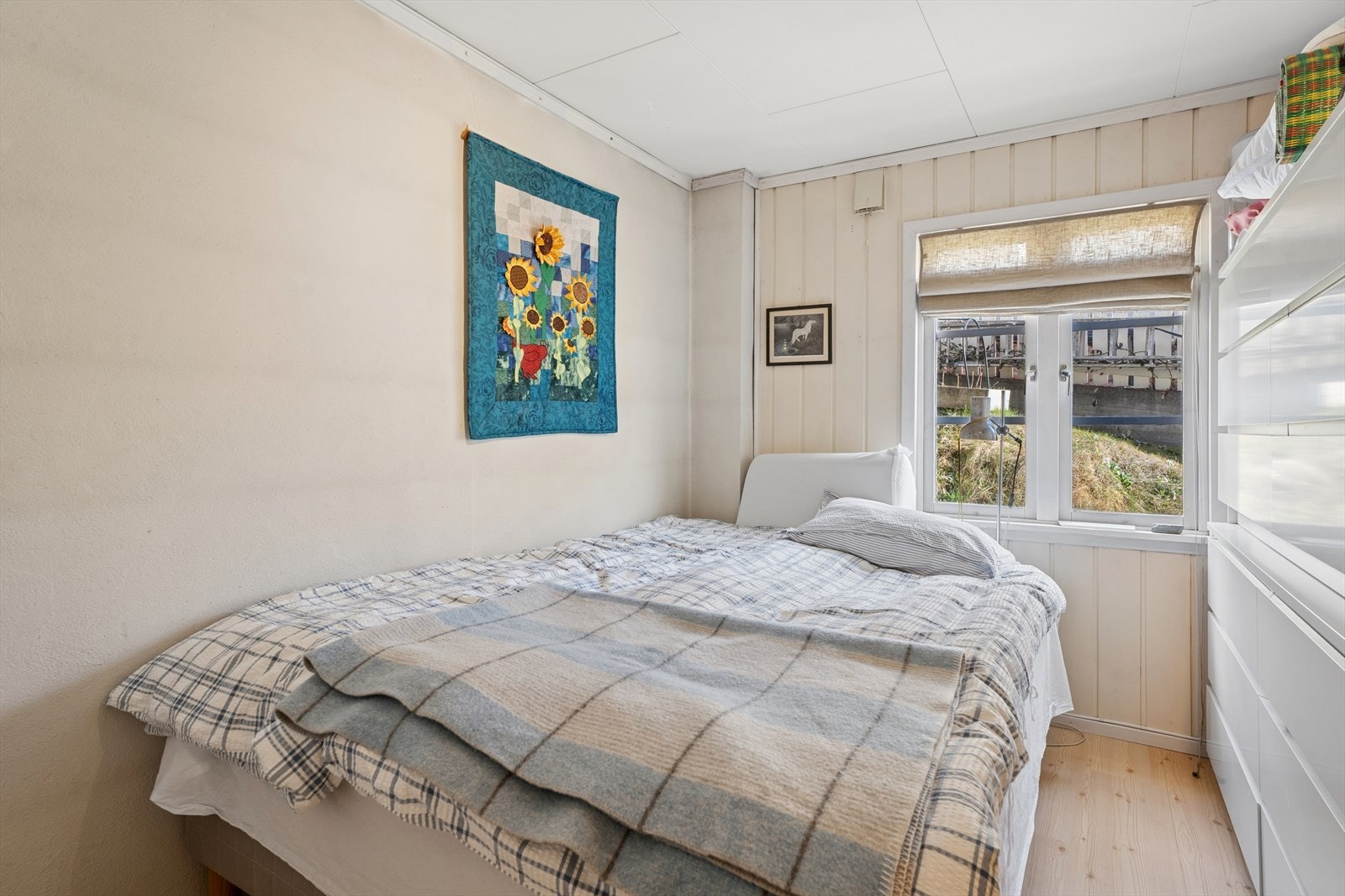 Et lyst og anvendelig rom med panelkledde vegger. Galleribilde