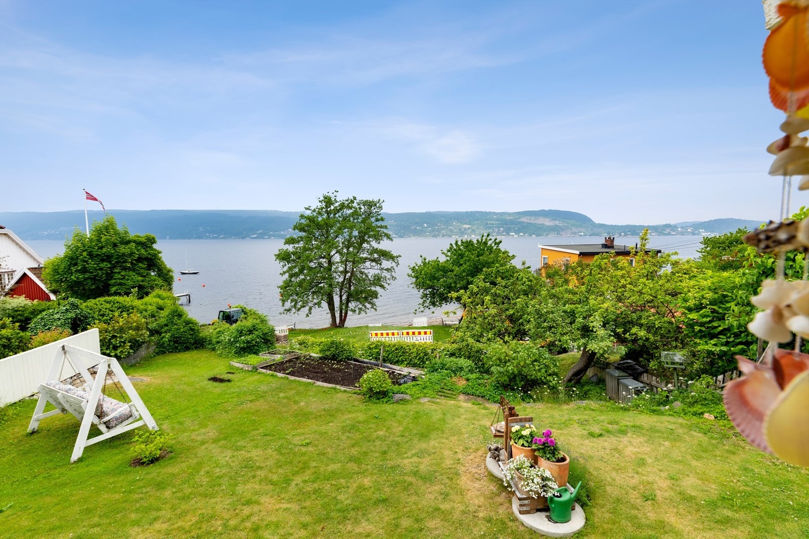 Eiendommen har svært gode solforhold fra tidlig formiddag til sen kveld, og byr på flott fjordutsikt fra hele tomten og begge terrassene. Galleribilde
