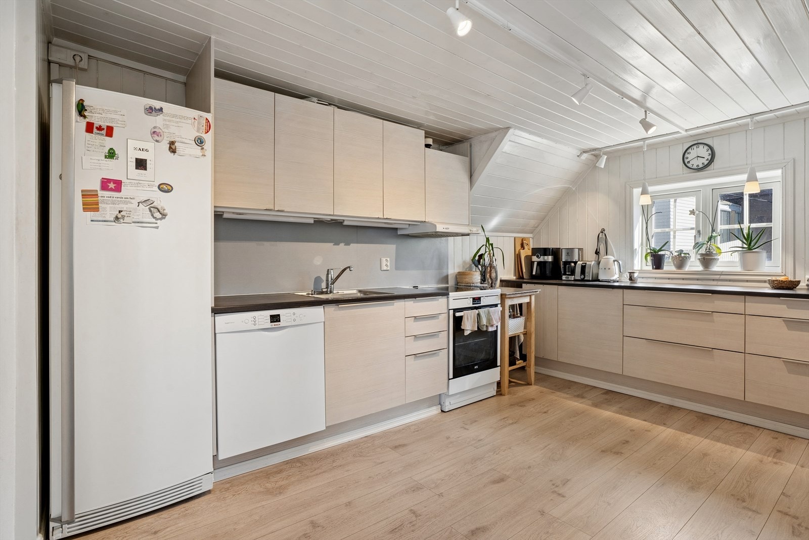 Innredningen har slette fronter og laminat benkeplate. Det er opplegg for oppvaskmaskin. Galleribilde