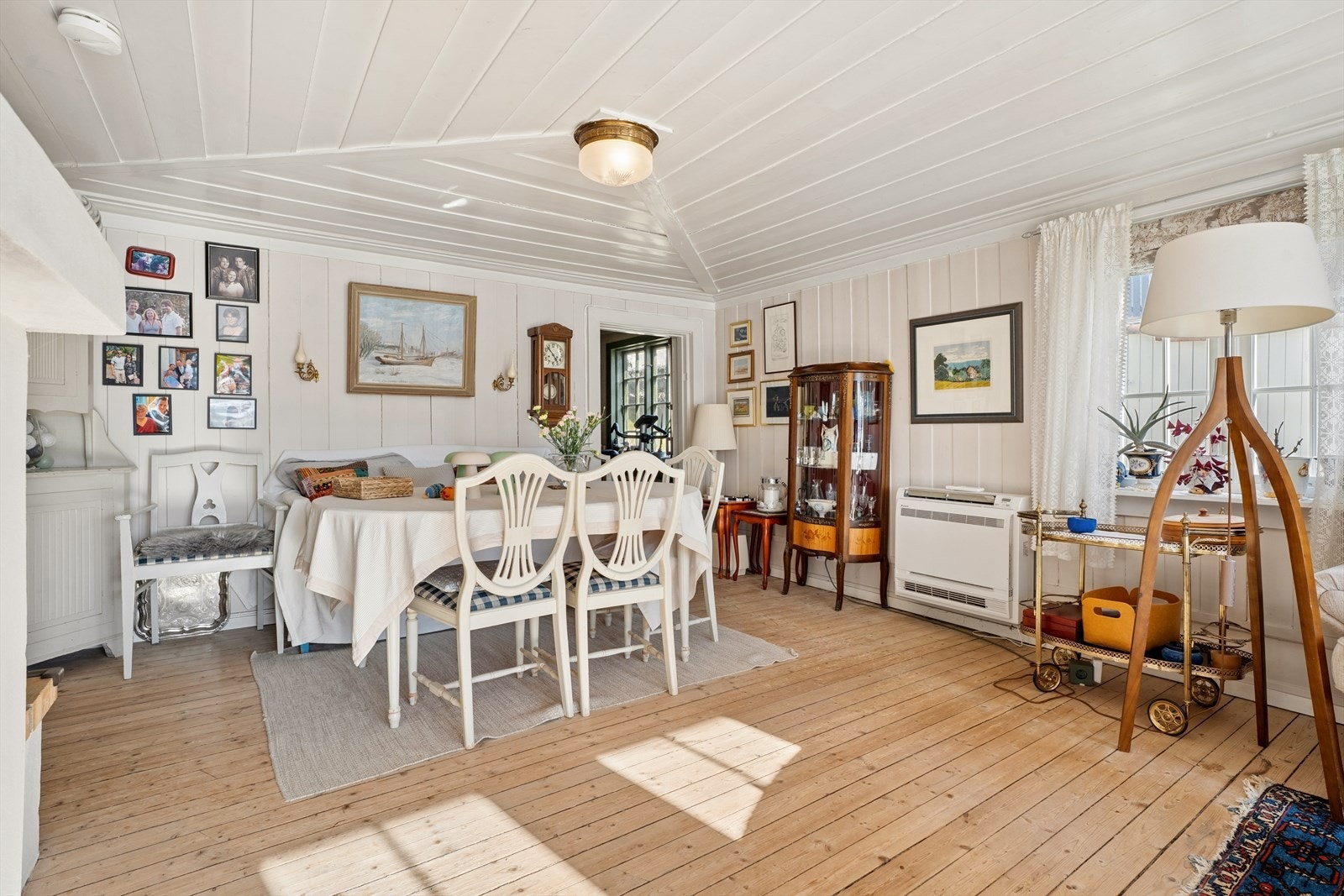 Rommet har god plass til både sittegruppe og spisebord. En varmepumpe fra 2018 sørger for oppvarming. Galleribilde