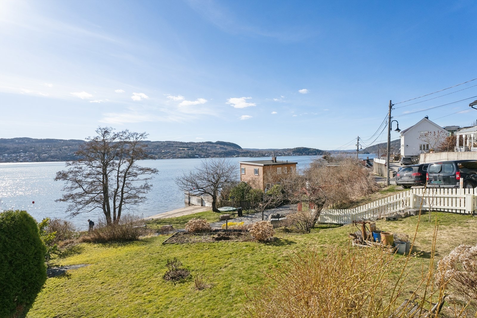 Eiendommen har flere uteplasser, inkludert en terrasse mot nord og en mot øst, som fanger solen på ulike tider av dagen. Galleribilde