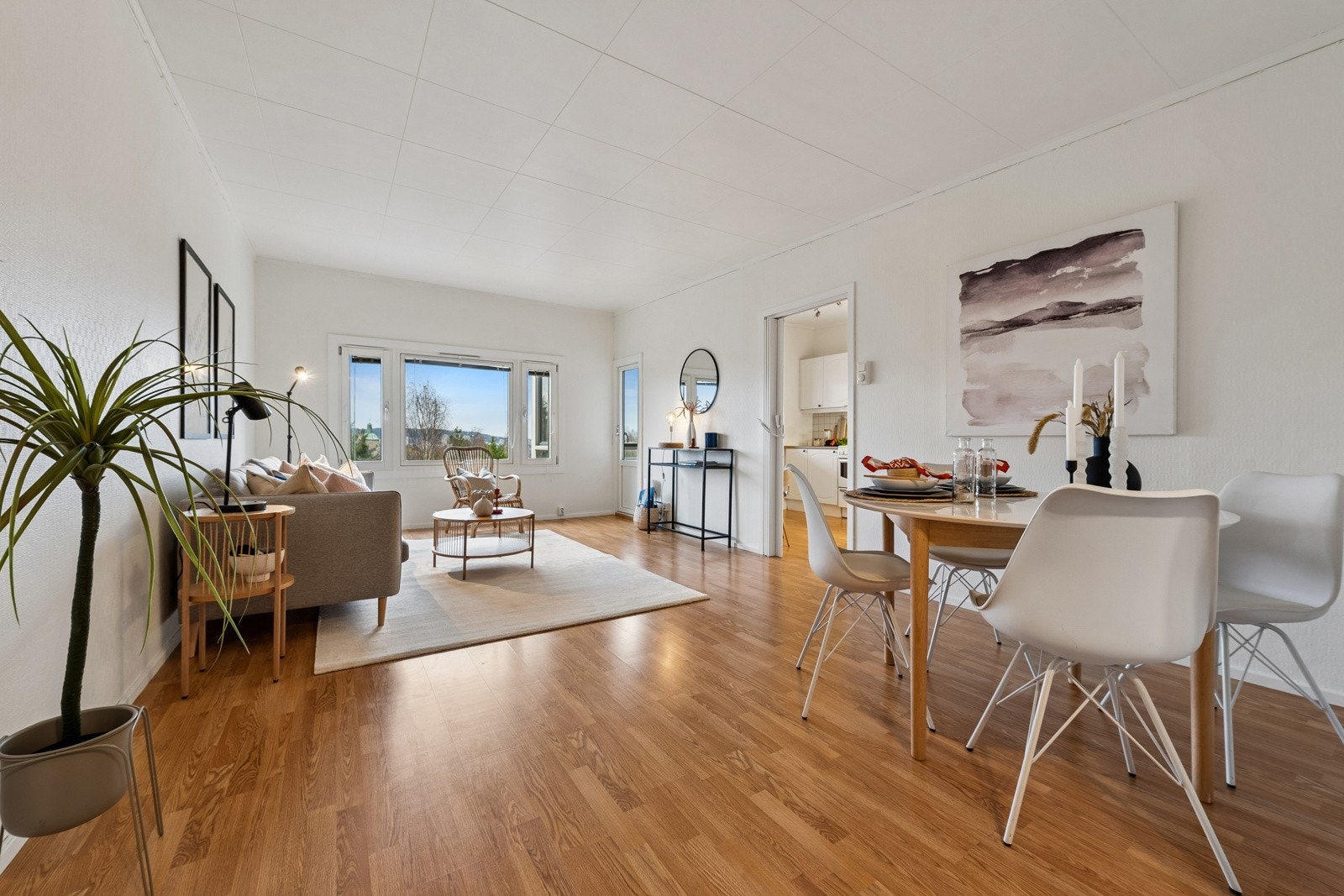 Lys og romslig stue med naturlige soner som gjør det enkelt å møblere. Galleribilde
