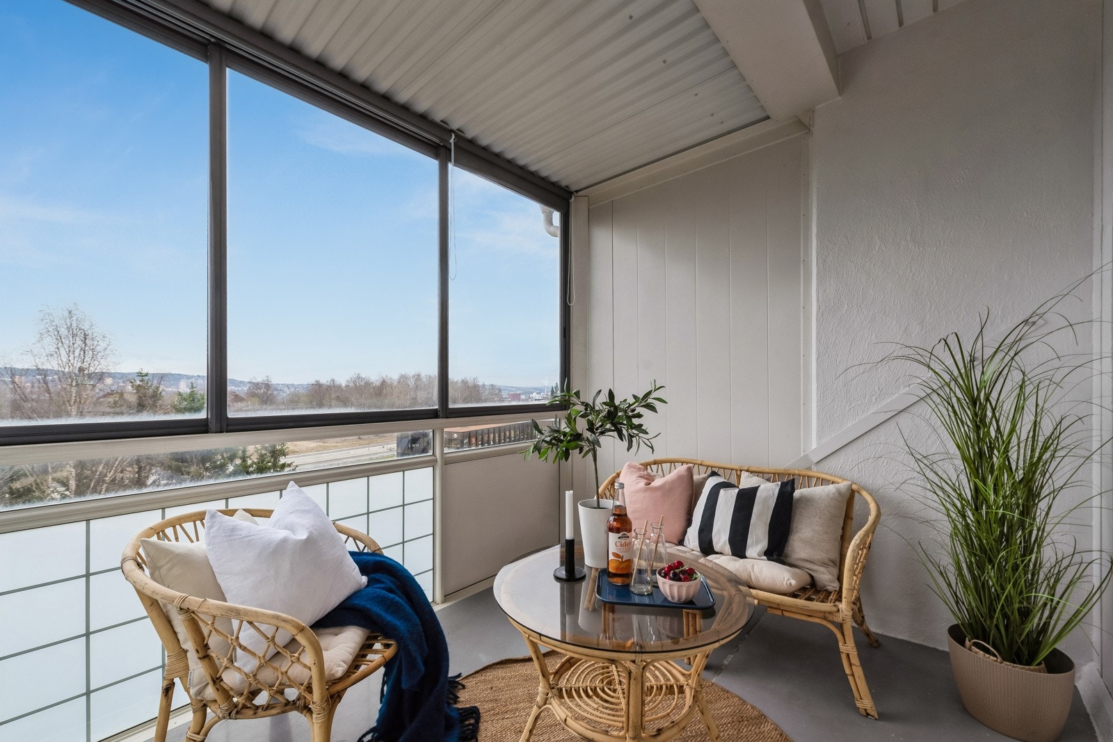 Fra stuen er det utgang til innglasset balkong på ca. 7 kvm med gode solforhold og fin utsikt. Galleribilde
