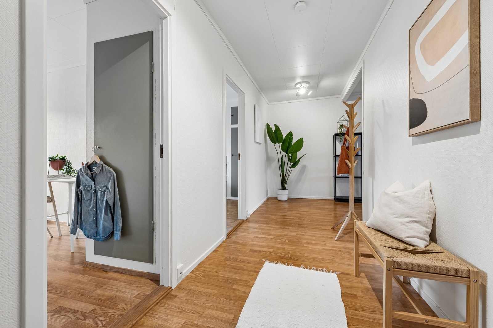I entreen er det god plass til å henge fra seg yttertøy og sette fra seg sko. Galleribilde