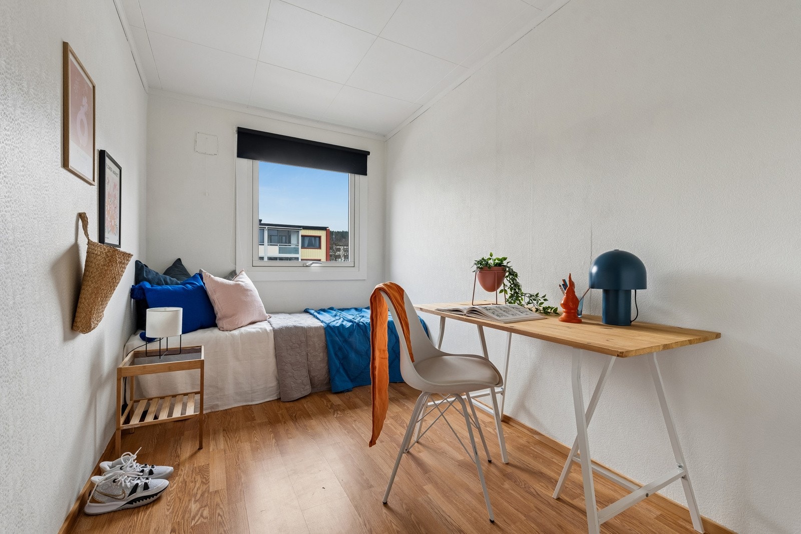 Det andre soverommet har også plass til seng og tilhørende møblement. Rommet passer perfekt som barnerom, gjesterom eller kontor. Alt etter behov. Galleribilde