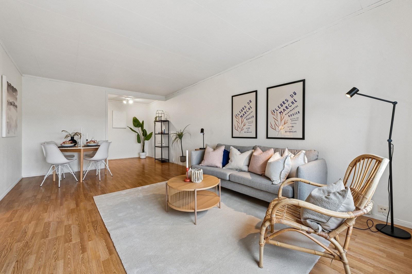 Her er det plass til både sittegruppe og spisebord. Galleribilde