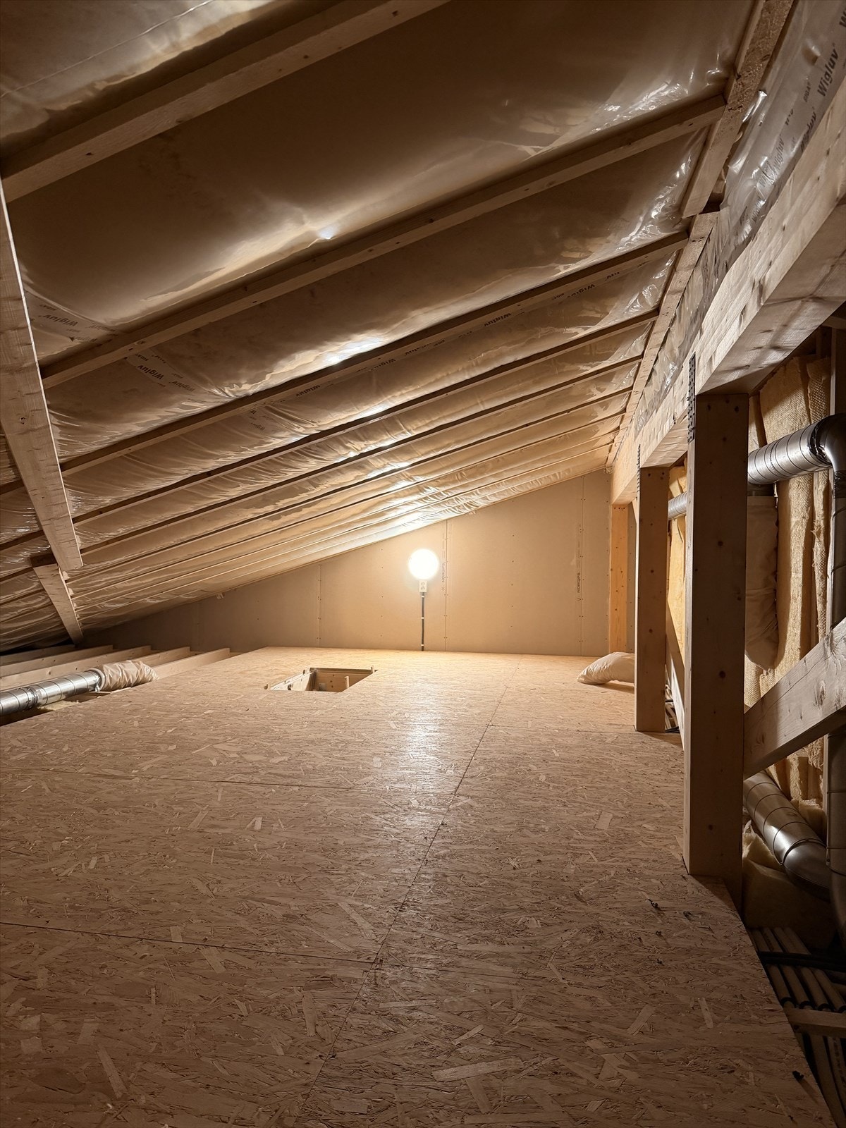 Lagringsplass på loft. Galleribilde