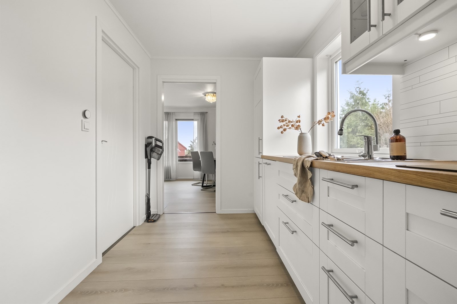 Adkomst til kjøkken frå gong og via stova. Galleribilde