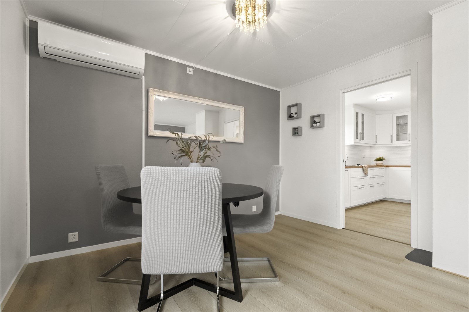 Luft til luft varmepumpe frå Qlima på stova. Galleribilde