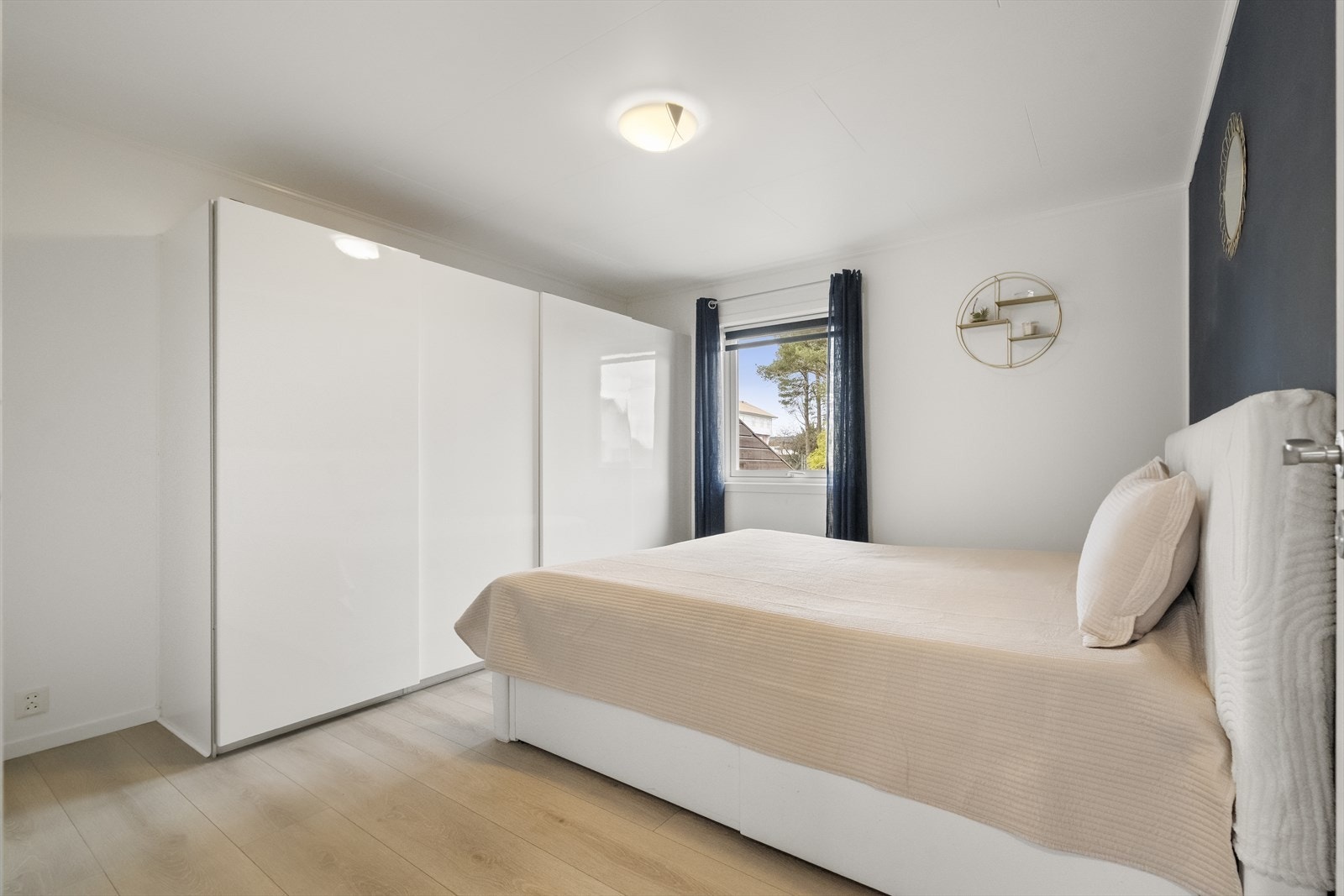 Eit stort hovedsoverom med stor skyvedørsgarderobe. Galleribilde