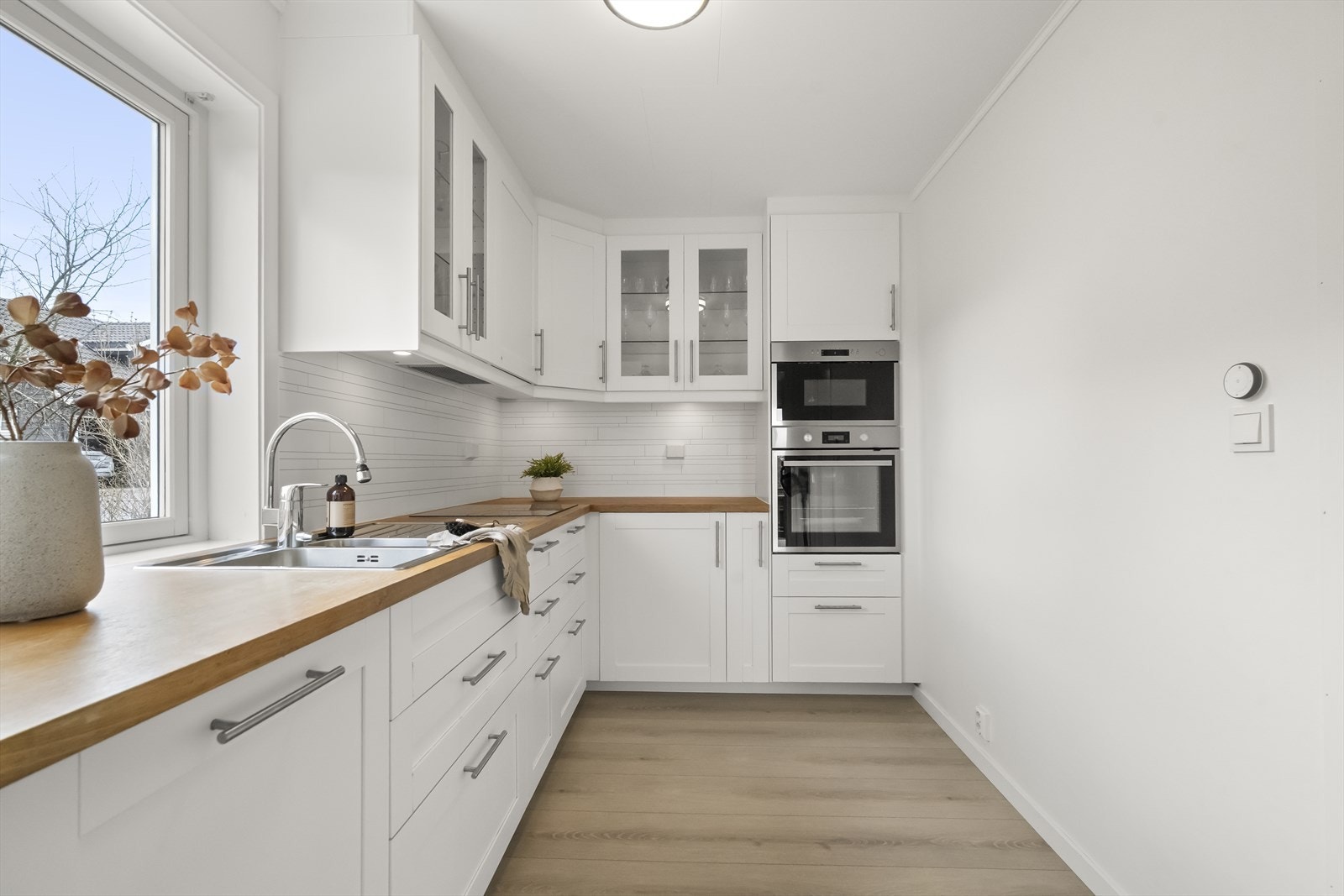 Her kan man sette inn eit lite spisebord inntil veggen om ønskelig. Galleribilde
