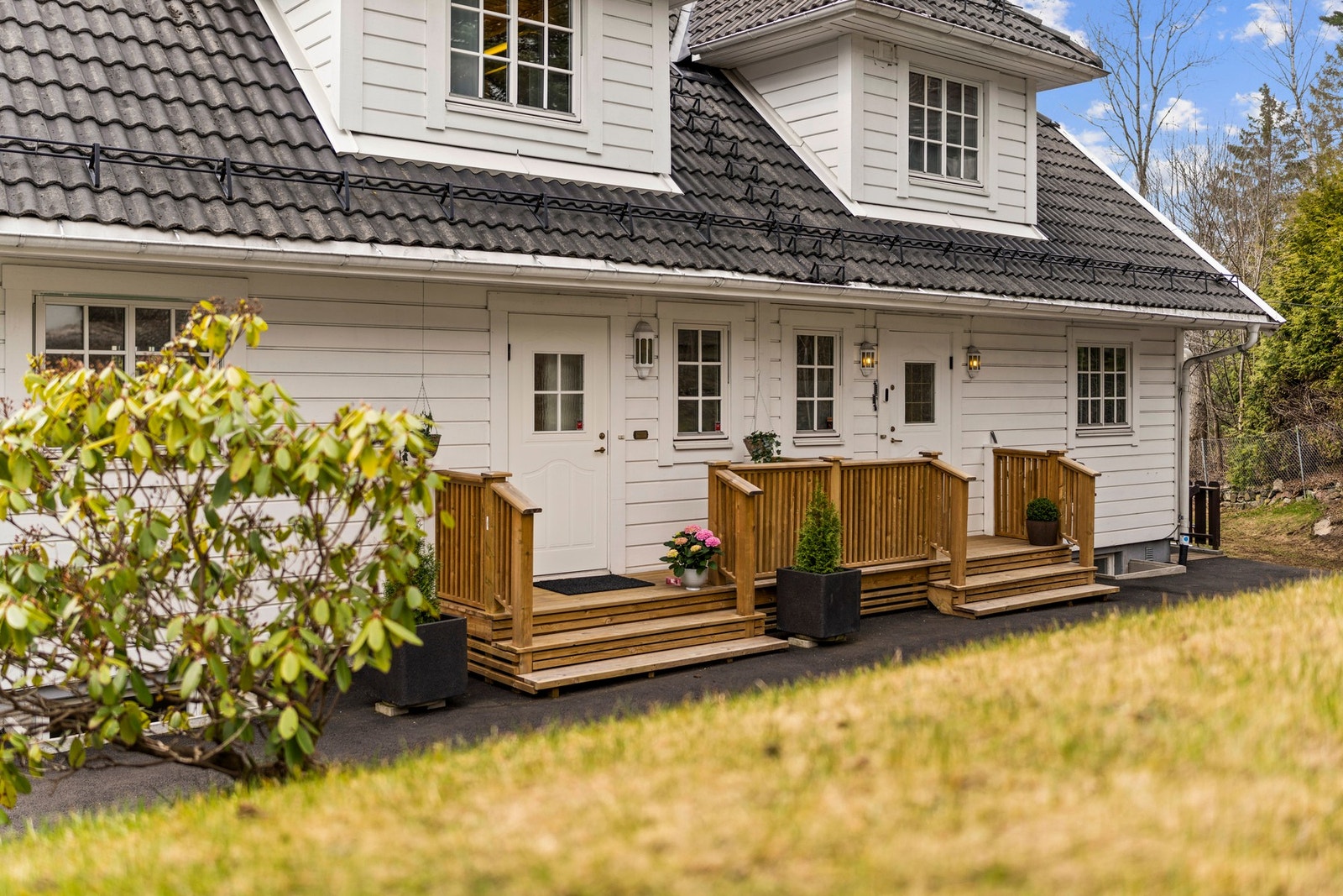 Trivelig inngangsparti med platting og plass til beplantning. Galleribilde