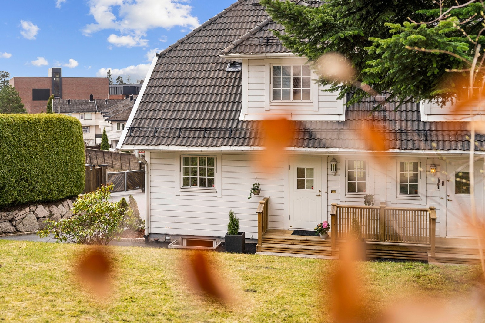 Ved inngangspartiet er det felles større plen, et perfekt sted hvor barn og firebente kan leke fritt. Galleribilde