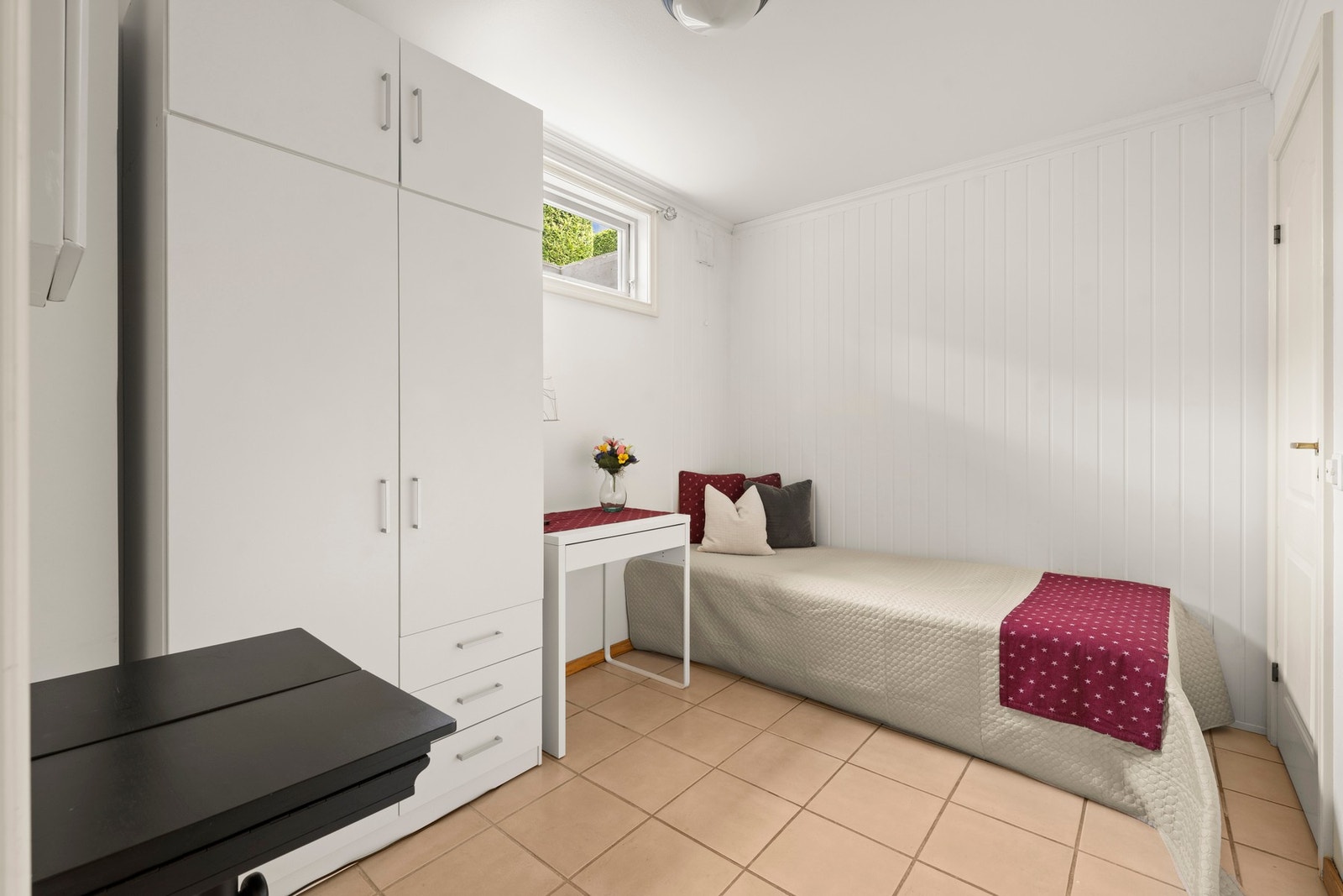 Disponibelt rom med muligheter, benyttet som soverom idag. Galleribilde