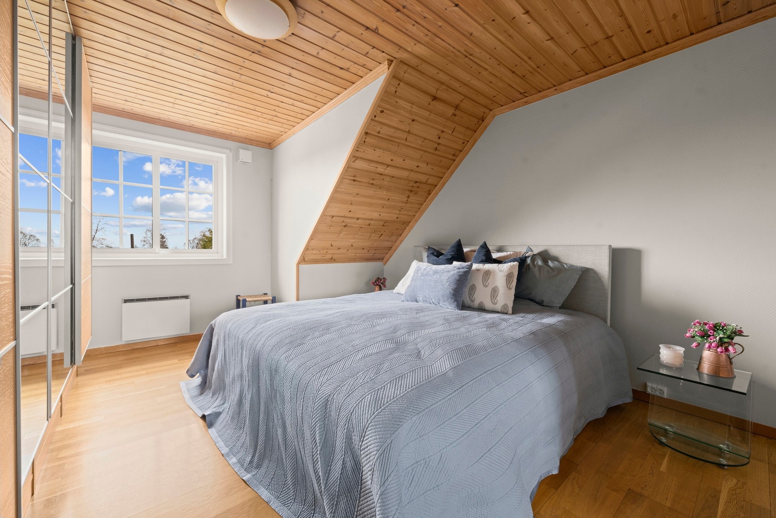 Boligen har tre soverom samlet i loftsetasjen, noe som gir en praktisk og familievennlig løsning. Galleribilde