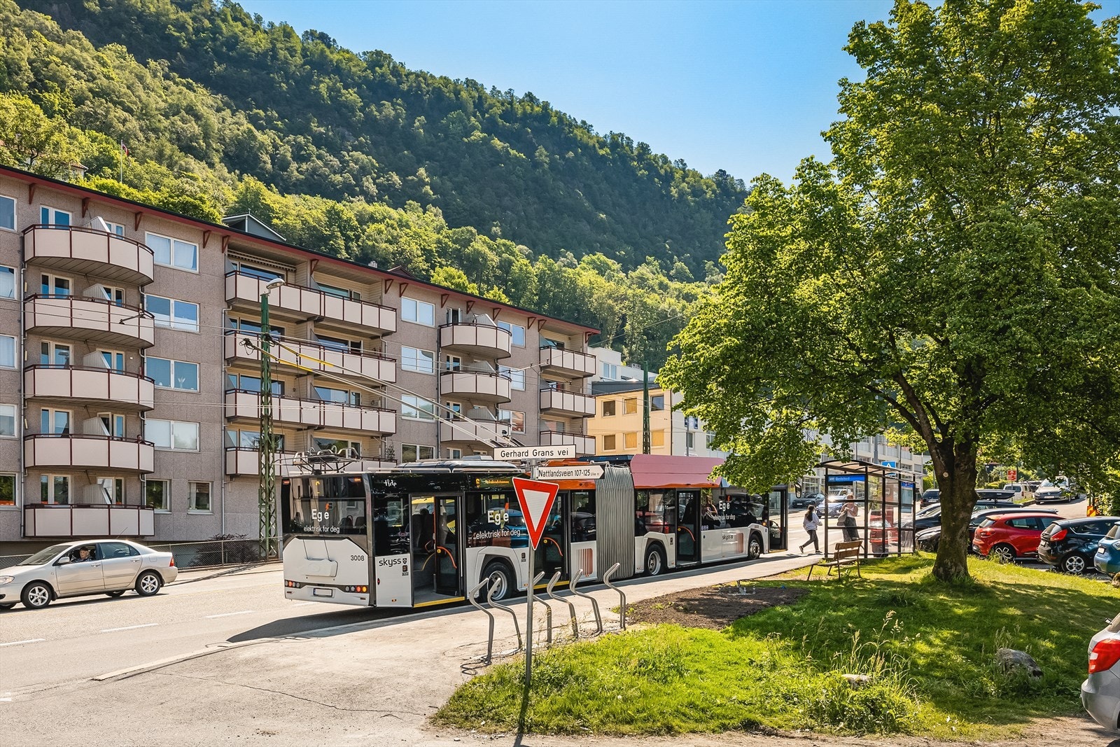 Det er bussholdeplass like ute i hovedveien med hyppige bussavganger til både sentrum og Bergen sør. Galleribilde