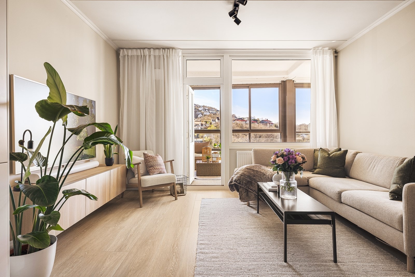 Leilighetens stue er virkelig noe for seg selv og har god plass til sittegruppe og spisestue. Galleribilde