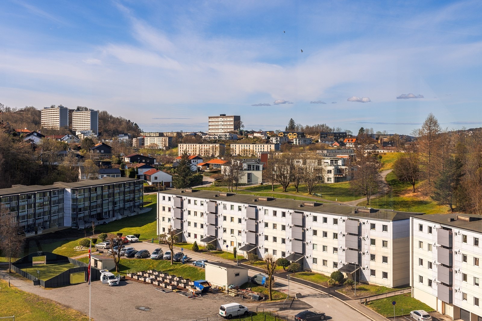 Leiligheten ligger vendt mot flotte og grønne omgivelser med gode solforhold. Galleribilde