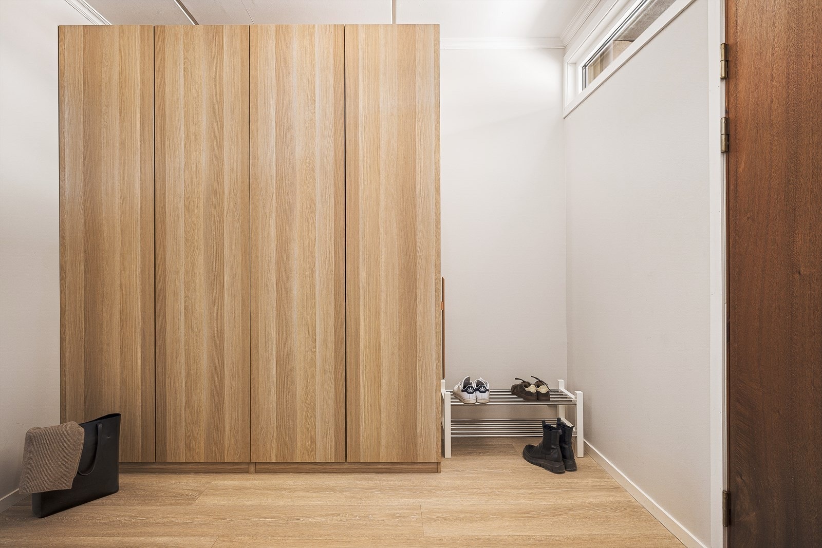Her har man stort garderobeskap for god plass til ytterbekledning og sko. Galleribilde