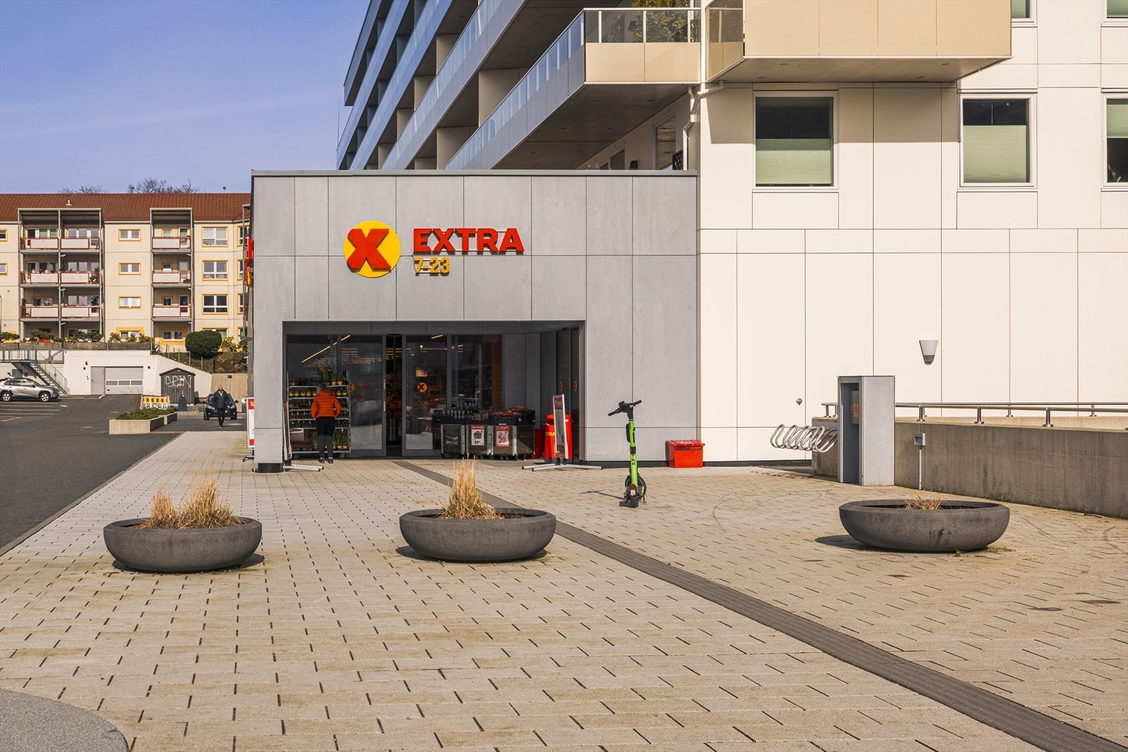 Det er flere matbutikker i området med både Rema1000, Coop Extra, Meny og Bunnpris. Galleribilde