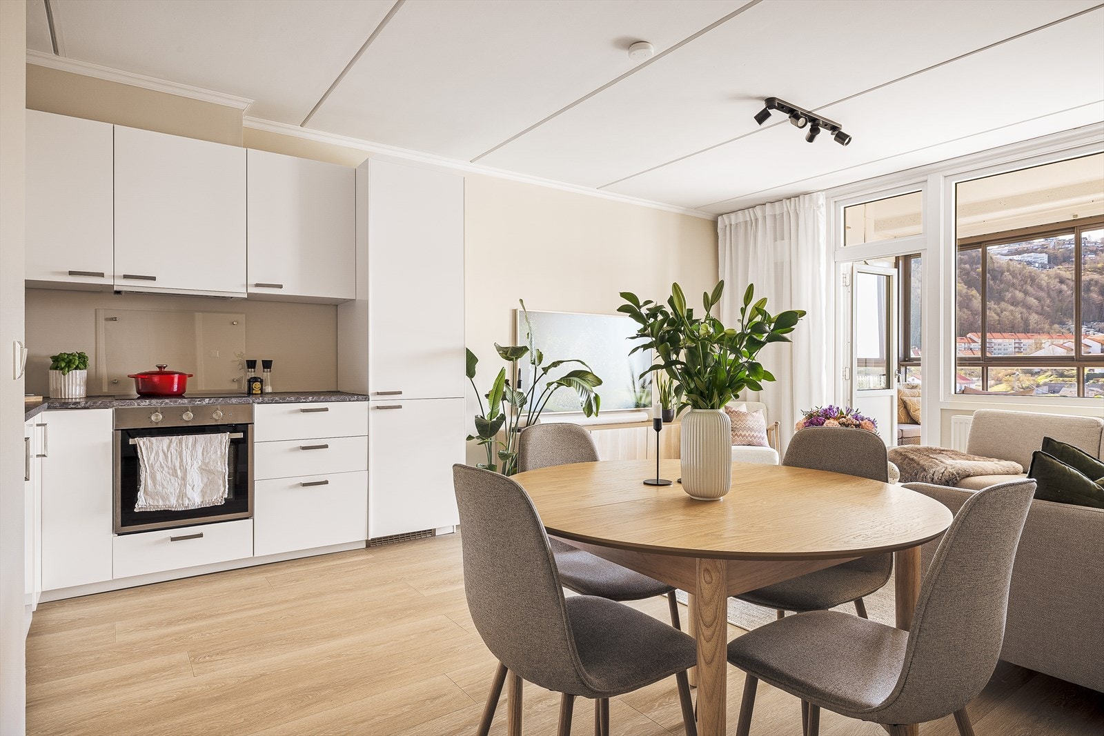 Det er god plass til spisestue for hyggelige sammenkomster med familie og venner. Galleribilde