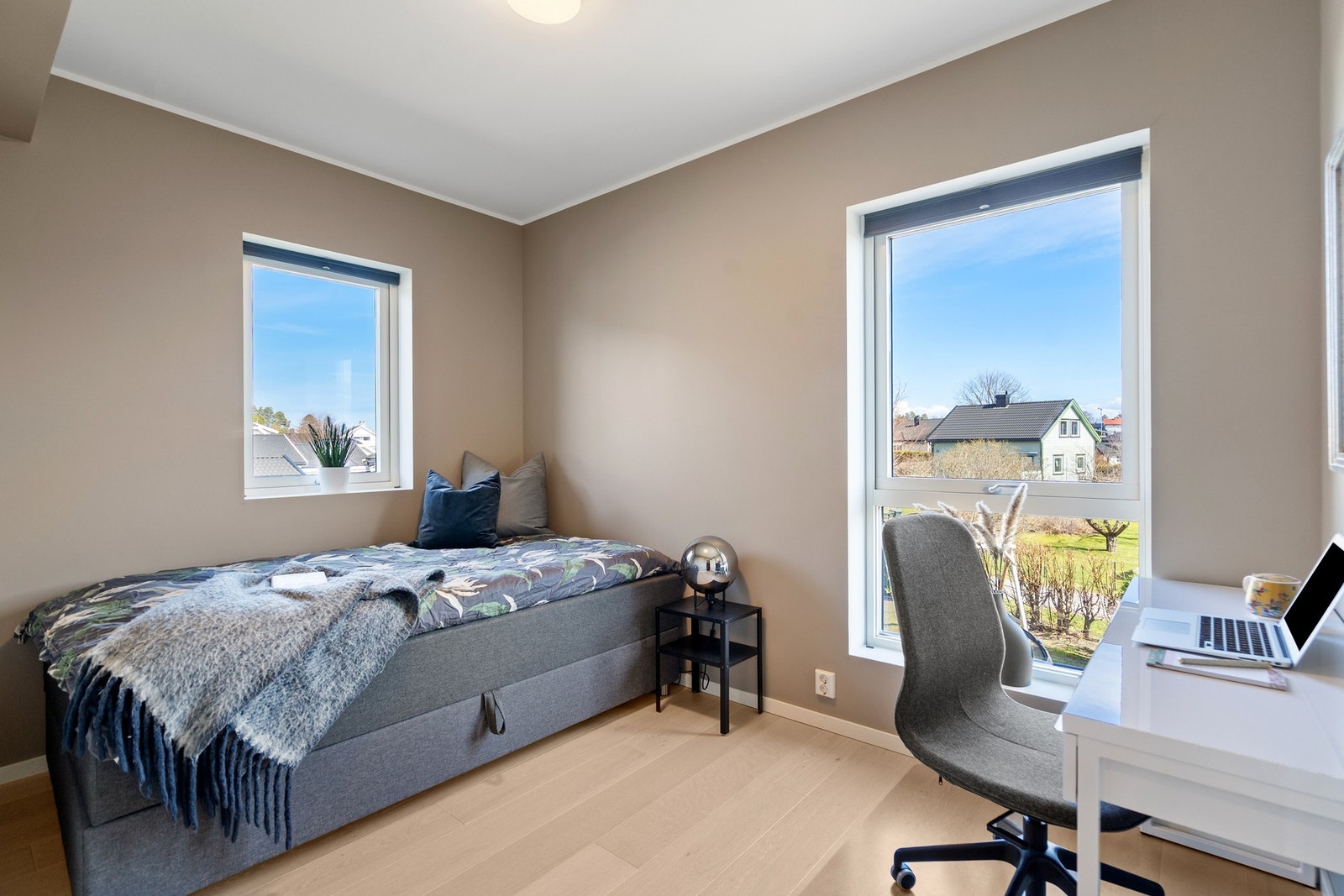 De øvrige soverommene har god størrelse med plass til seng, garderobe og skrivepult, og egner seg godt som barnerom eller gjesterom. Galleribilde