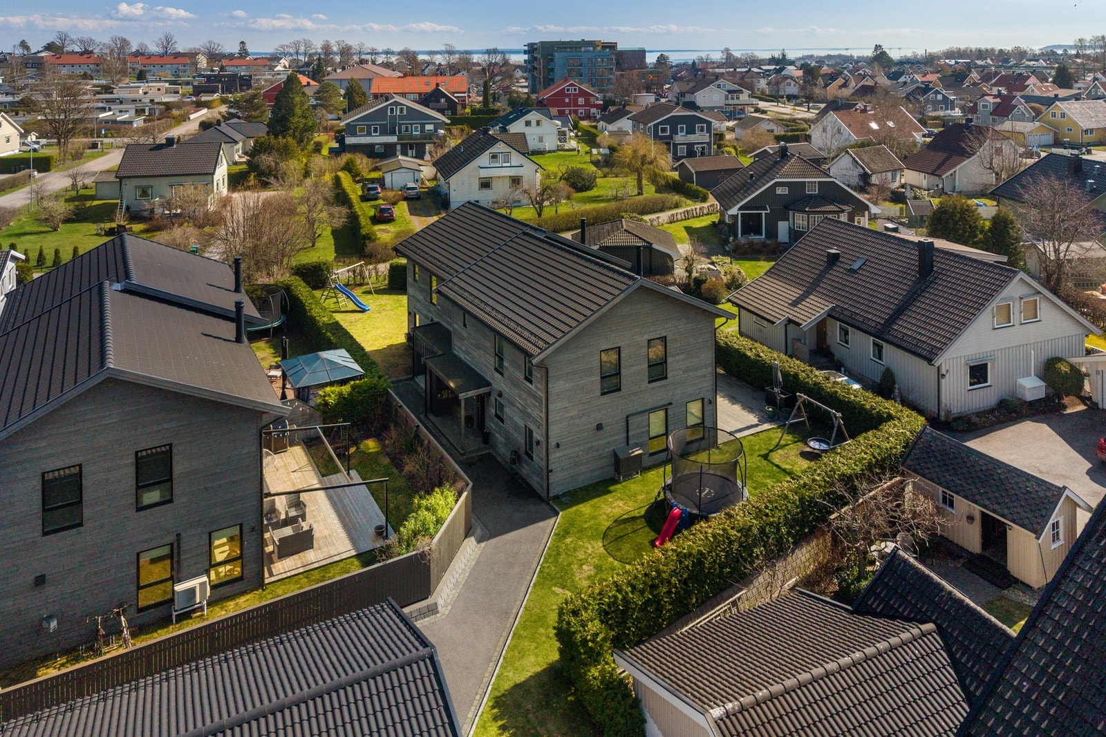 Eiendommen ligger i et meget populært og særdeles attraktivt boligstrøk midt på Tolvsrød. Super beliggenhet i svært barnevennlige omgivelser - med gåavstand til Presterød barne- og ungdomsskole. Galleribilde