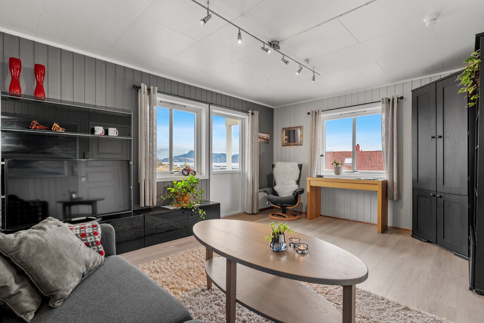 Den siste stuen i 1. etasje er i dag en koselig tv-stue, perfekt for både rolige og sosiale kvelder. Galleribilde