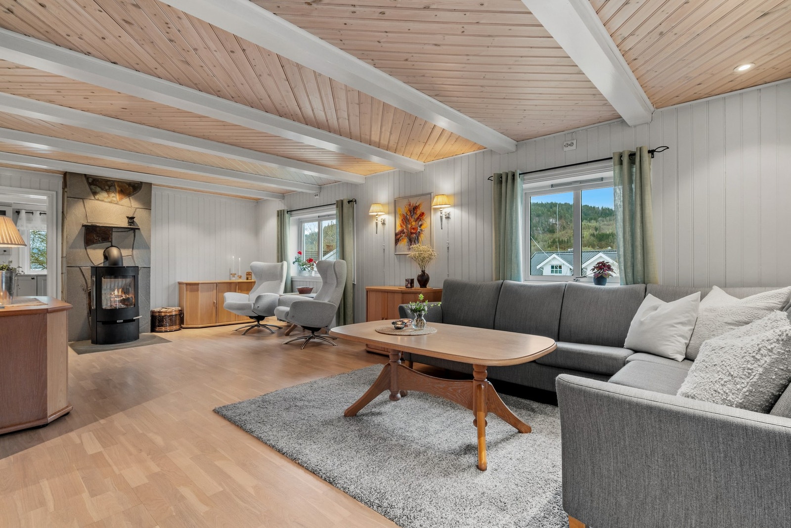 Hovedstuen innbyr til hygge fra tidlig morgen til sent på kveld. Galleribilde