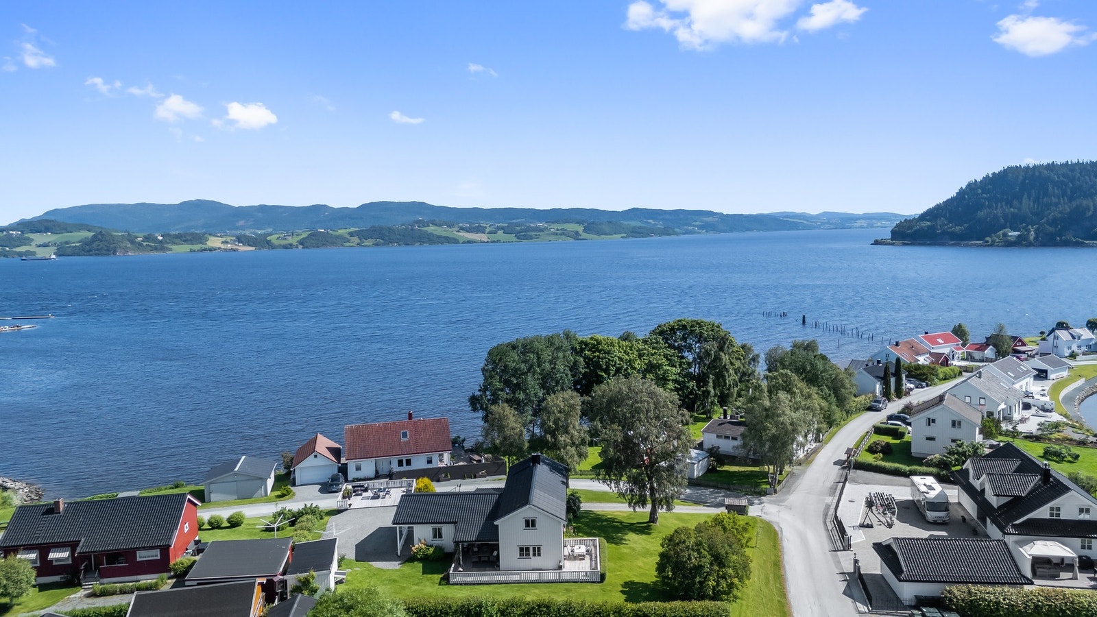 Beliggenheten er ideell for familier, i kort gangavstand til skoler, barnehage og idrettsanlegg. Galleribilde