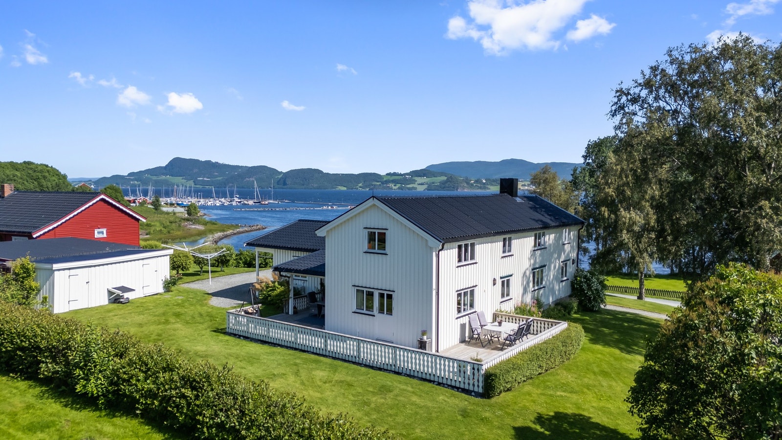 Omgivelsene er idylliske og fredfulle, og fra boligen er det umiddelbar nærhet til fjorden med båthavn og badeplasser. Galleribilde