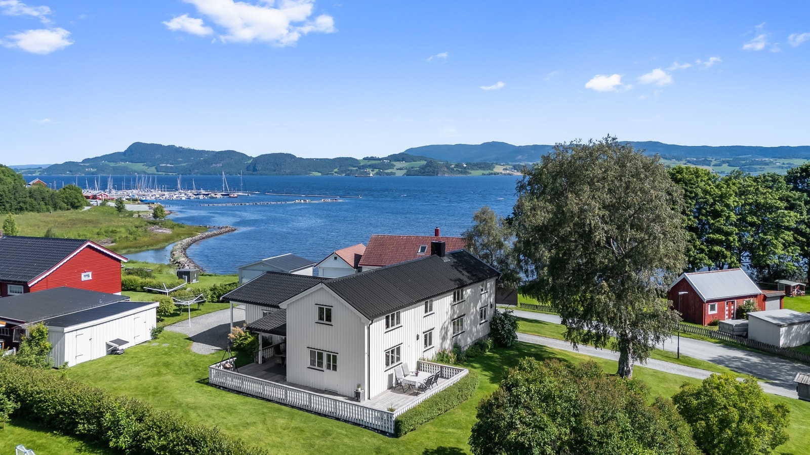 Bussen stopper rett ved eiendommen, og nærmeste dagligvare nås på få minutter til fots. Galleribilde