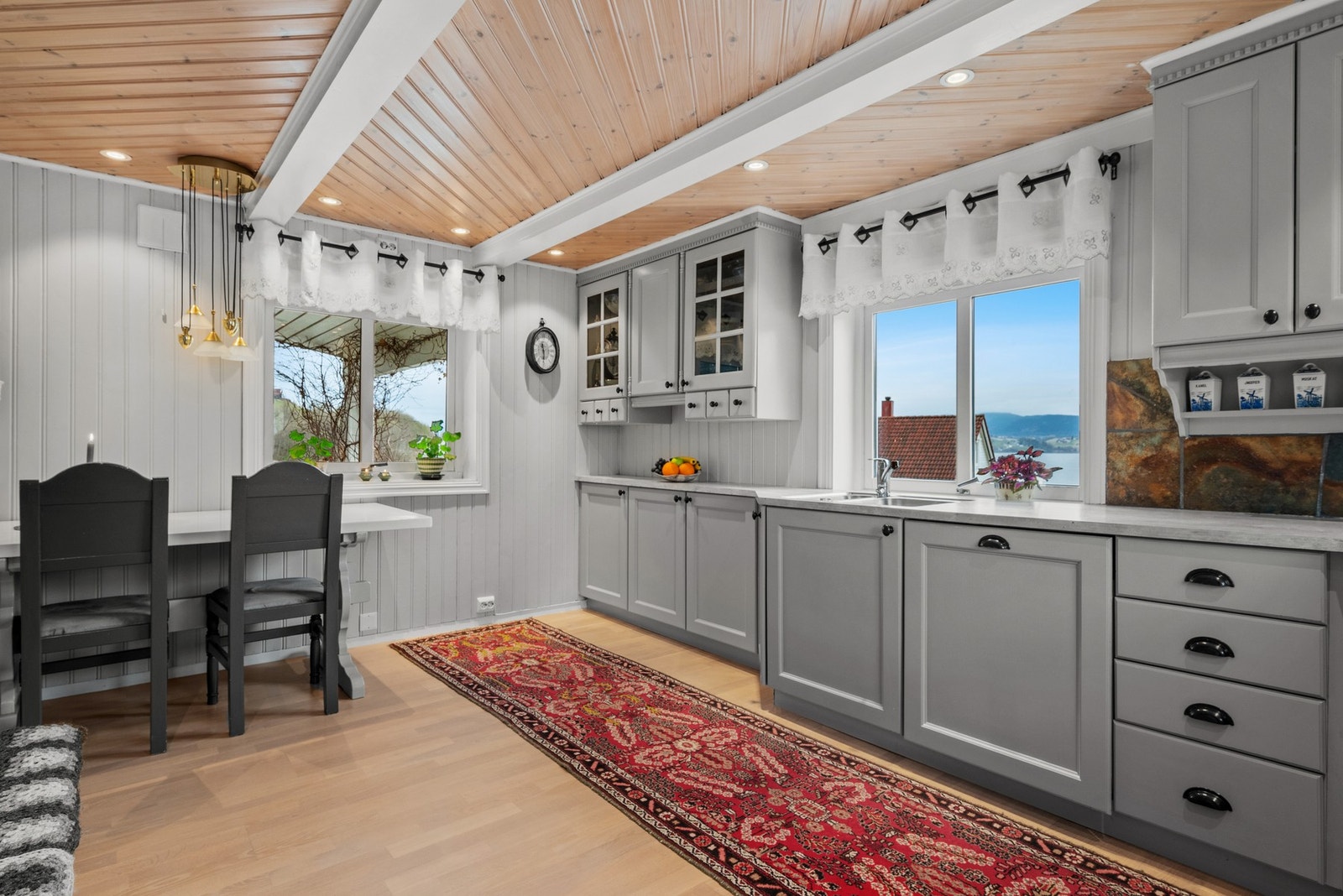 Om ønskelig er det rom for en hyggelig, liten spiseplass på kjøkkenet. Galleribilde