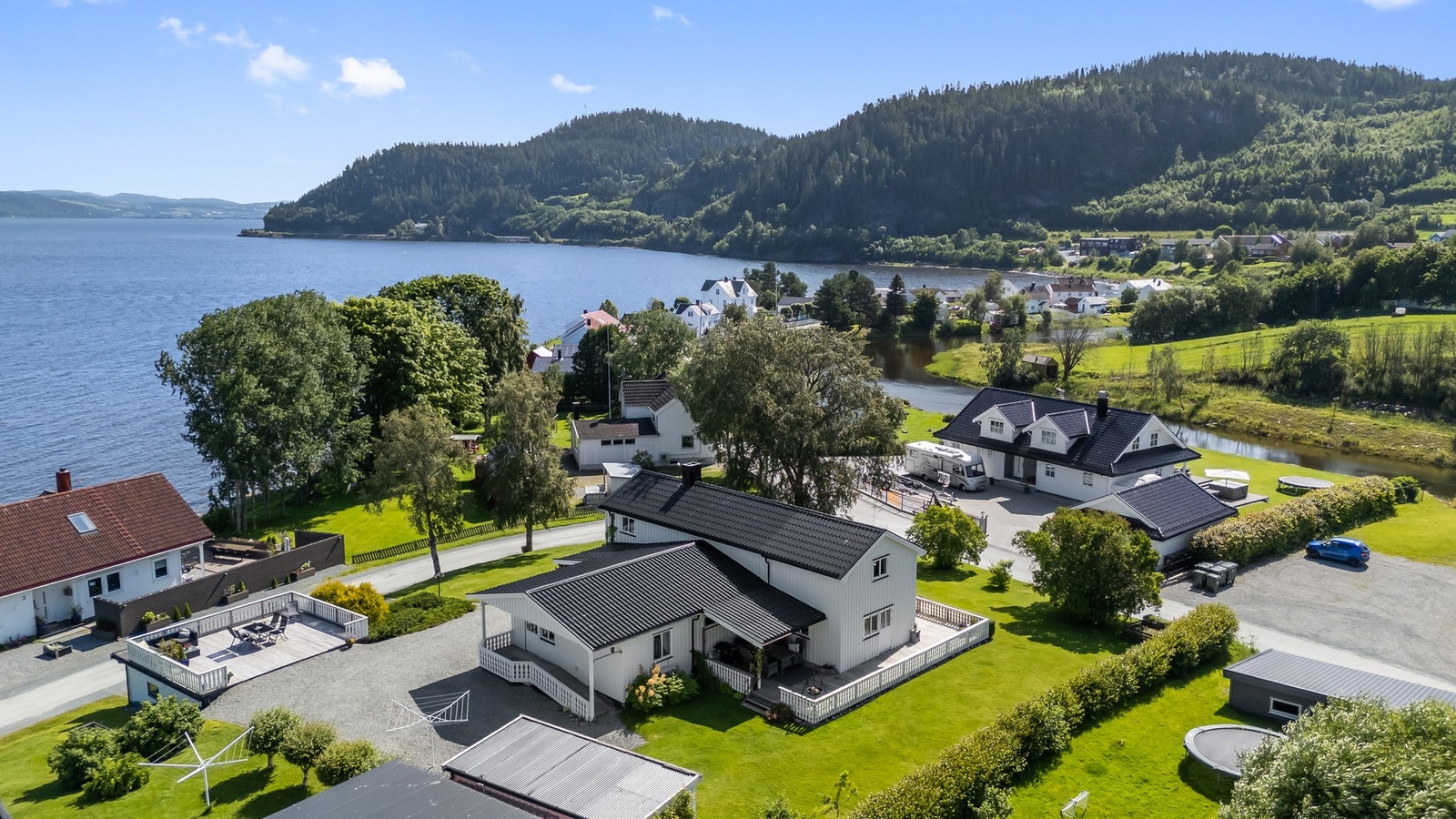 Området har en sentral plassering, midt mellom Trondheim, Melhus og Orkanger. Galleribilde