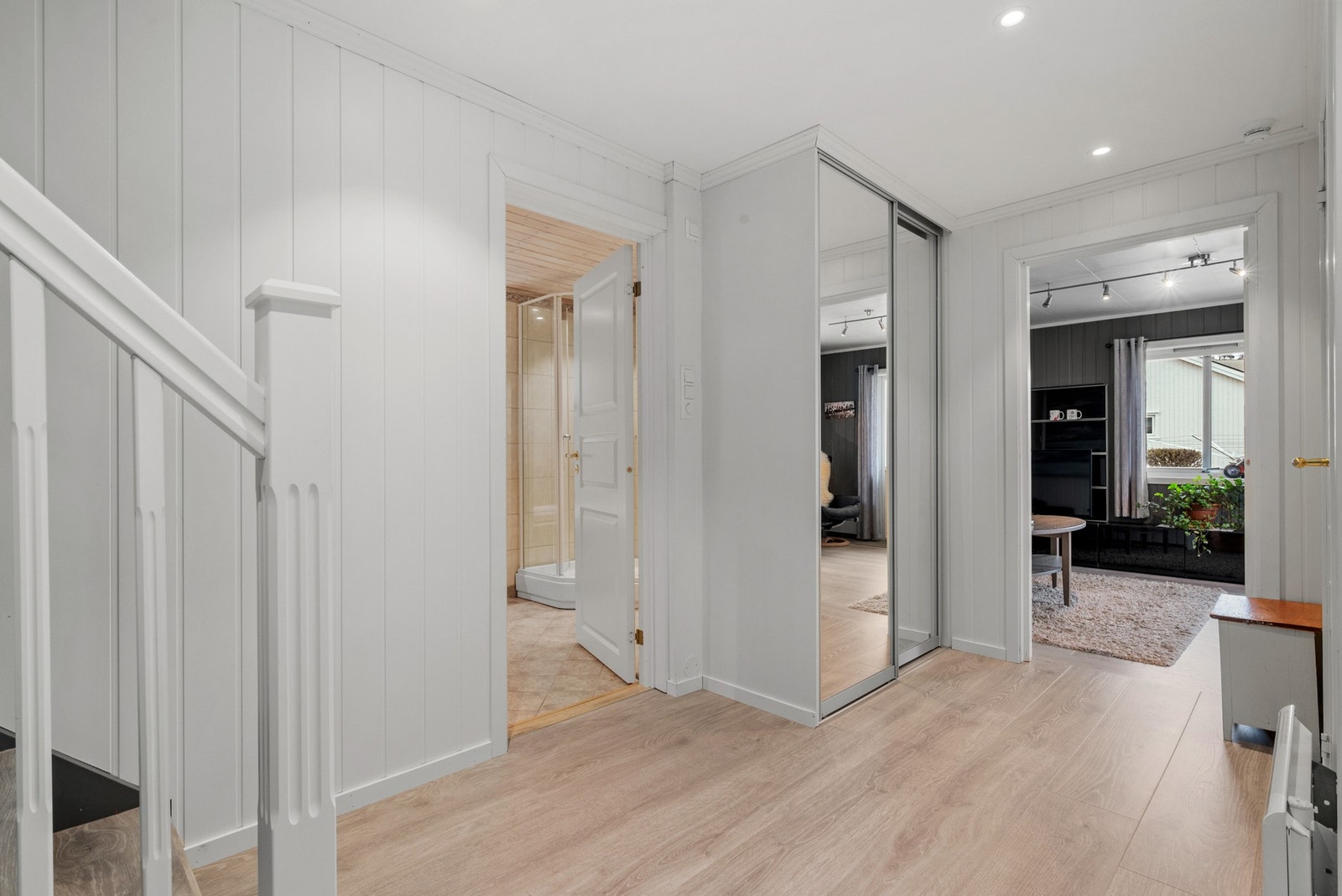 Yttertøyet ryddes enkelt bort i en plassbygget skyvedørsgarderobe i entreen. Galleribilde