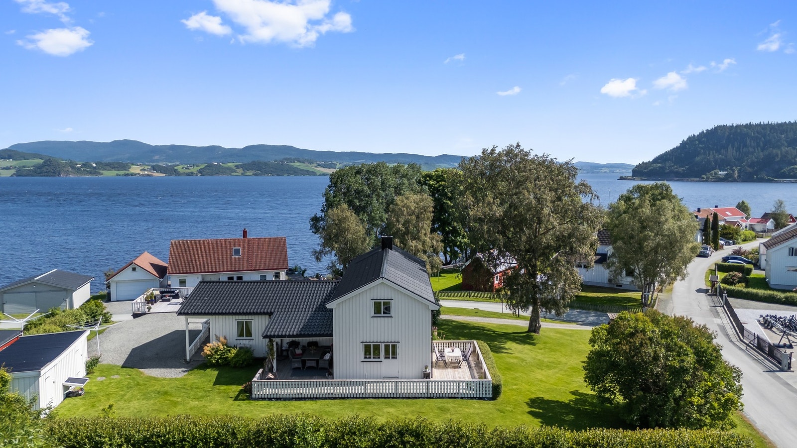 Spisestuen forlenges av en stor terrasse, der størrelsen på ca. 52 kvm gir flere soner til ulikt bruk. Galleribilde