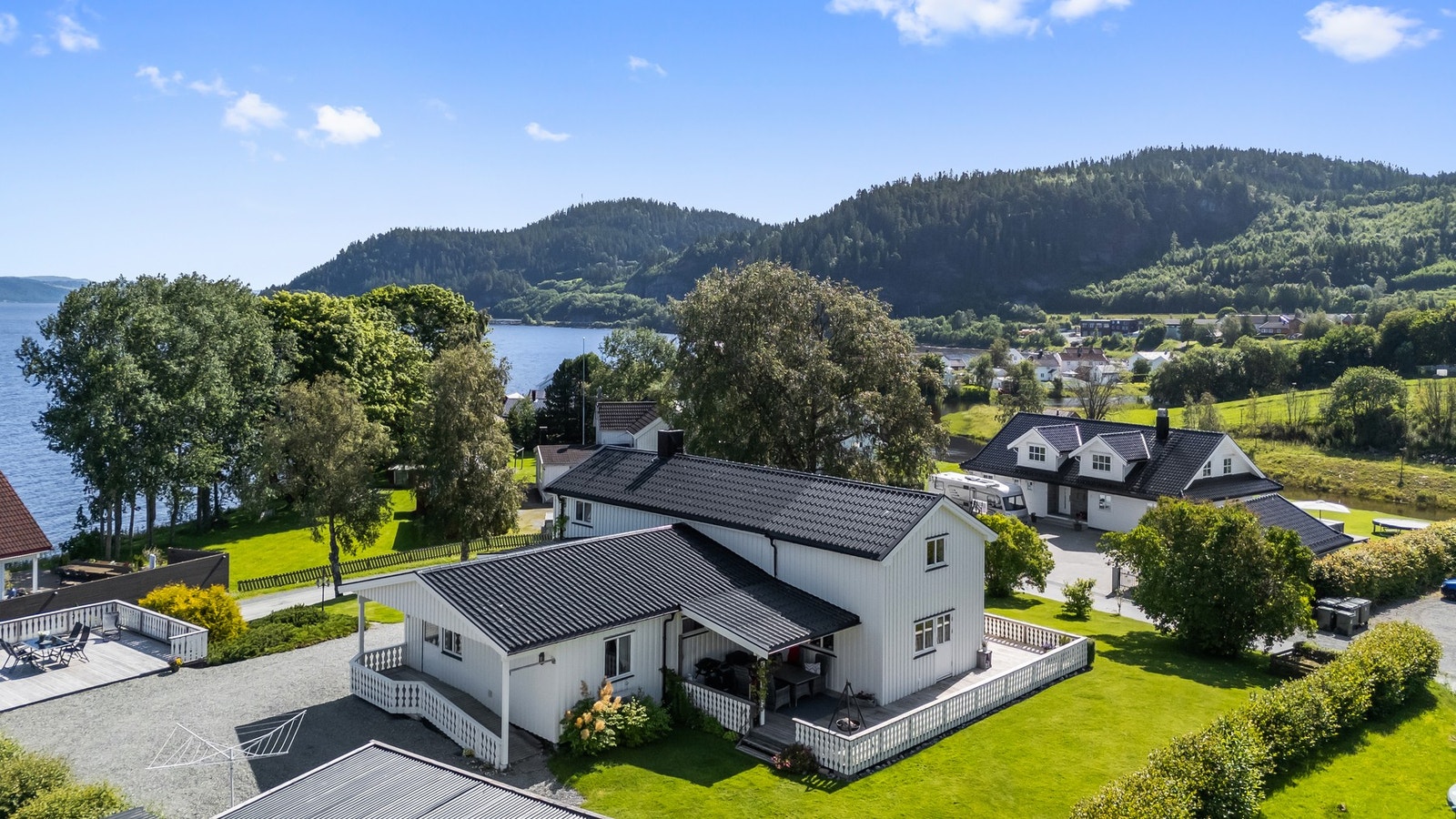 Eiendomsmegler 1 v/ Sindre Belsås har gleden av å presentere denne unike eiendommen i Langbakkan 1 på Børsøra!
Foto: Interiørfoto v/ Haukdal Galleribilde