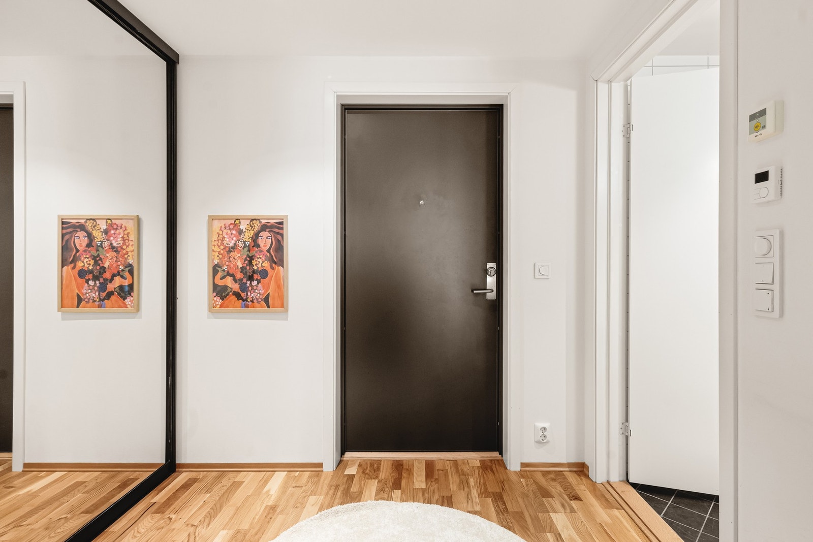 Her er det en praktisk skyvedørsgarderobe for oppbevaring av yttertøy og sko. Galleribilde