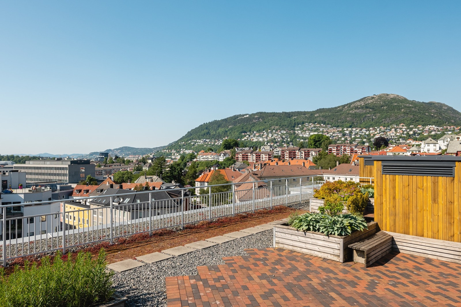 Her er det flere sitteområder og en lekker panoramautsikt. Galleribilde
