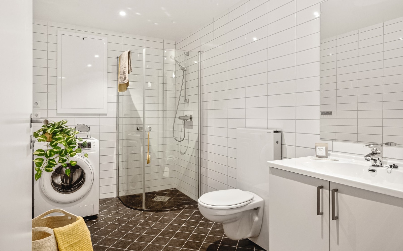 Badet måler 6,5 kvm og har flislagte vegger og gulv. Galleribilde