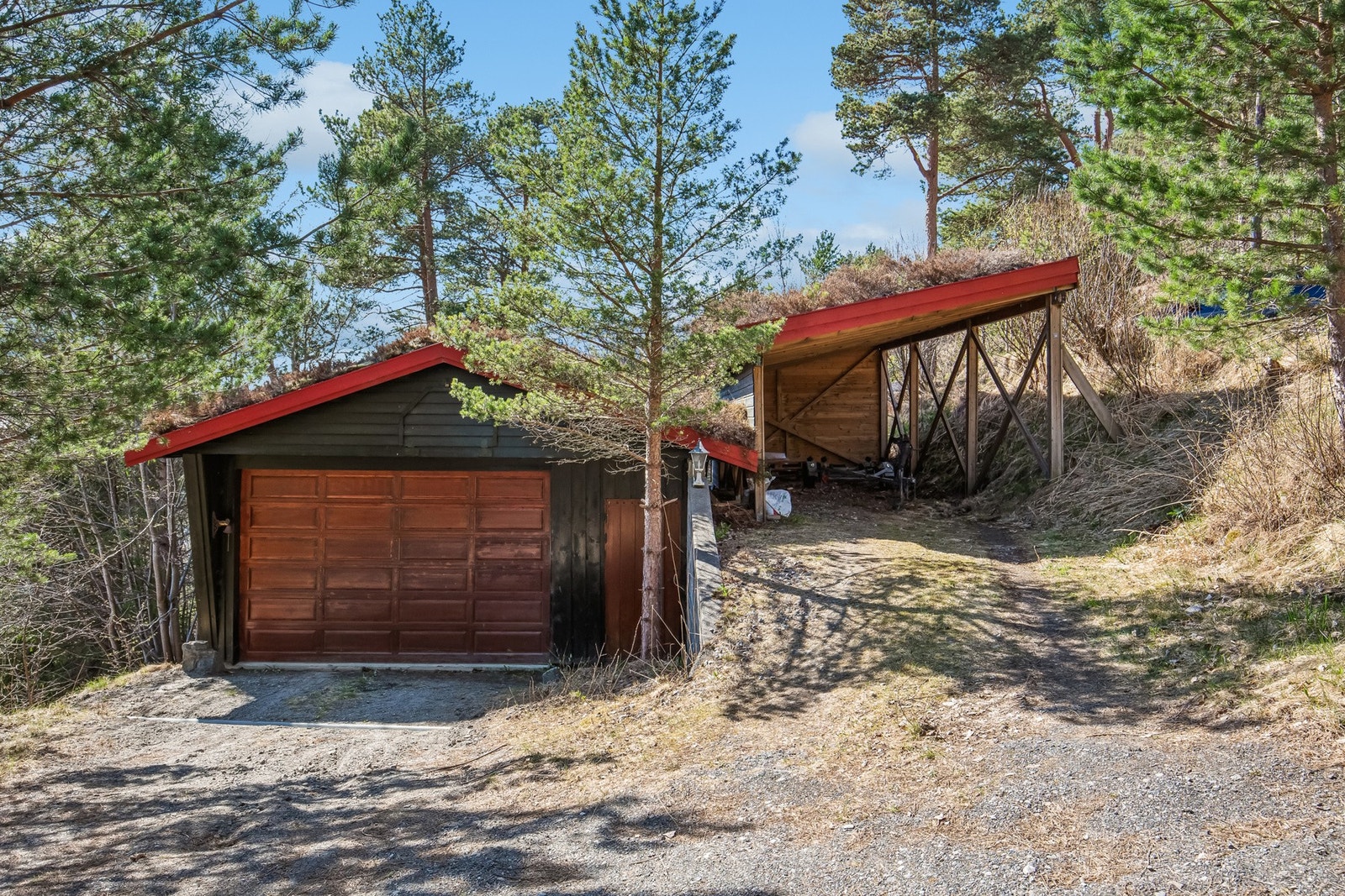 Garasje og carport samt god parkering for øvrig Galleribilde