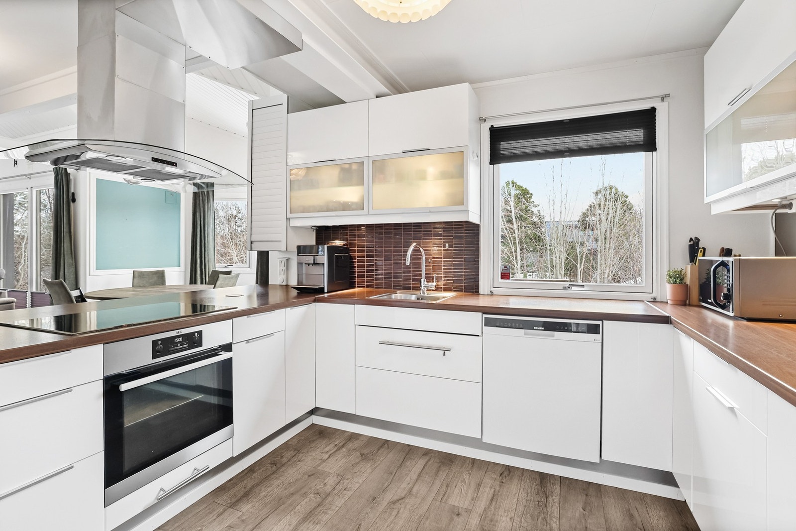 Det er innredning fra 2020 med glatte fronter og benkeplate med laminert overflate. Galleribilde