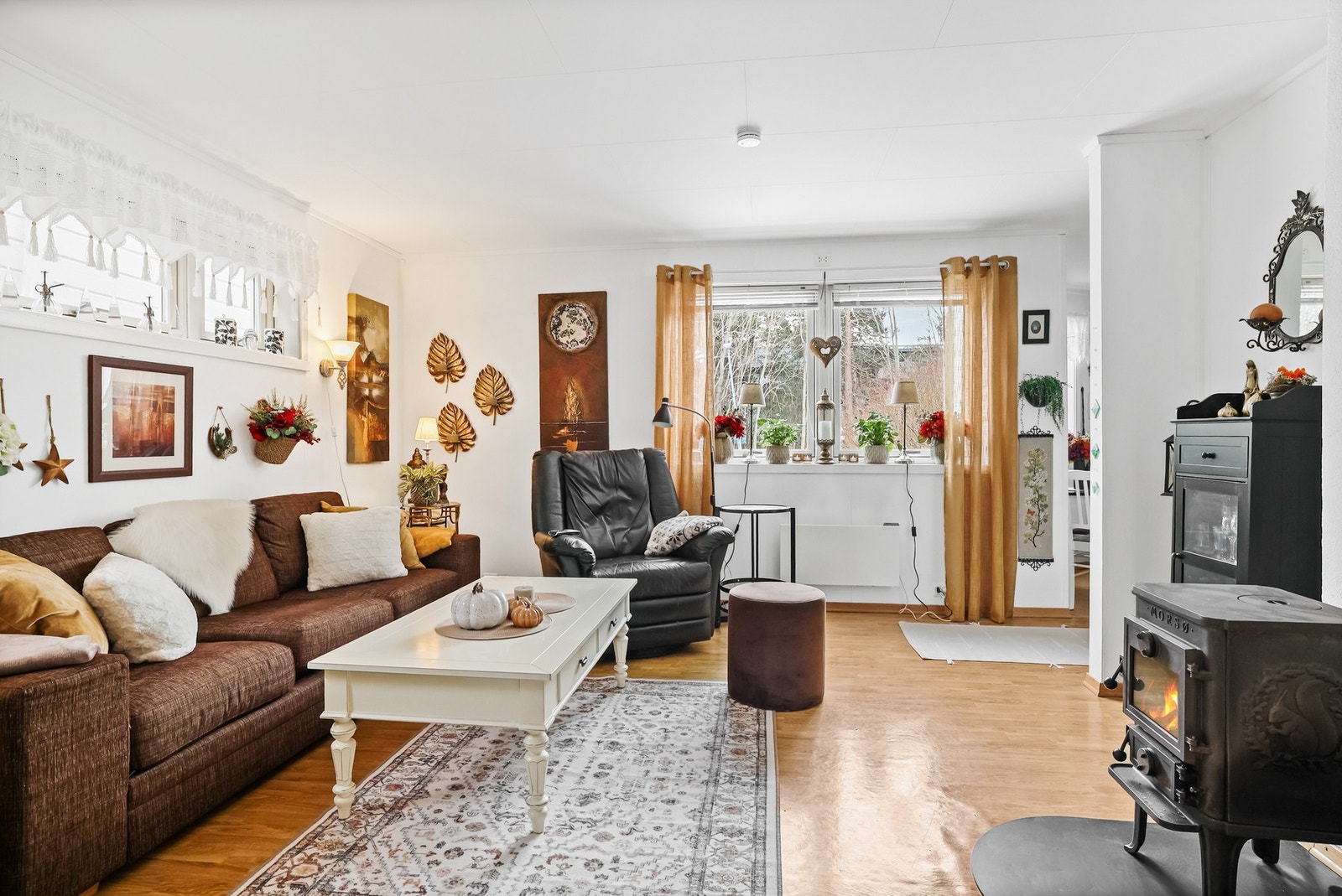 Det er montert vedovn for hyggelig oppvarming. Galleribilde